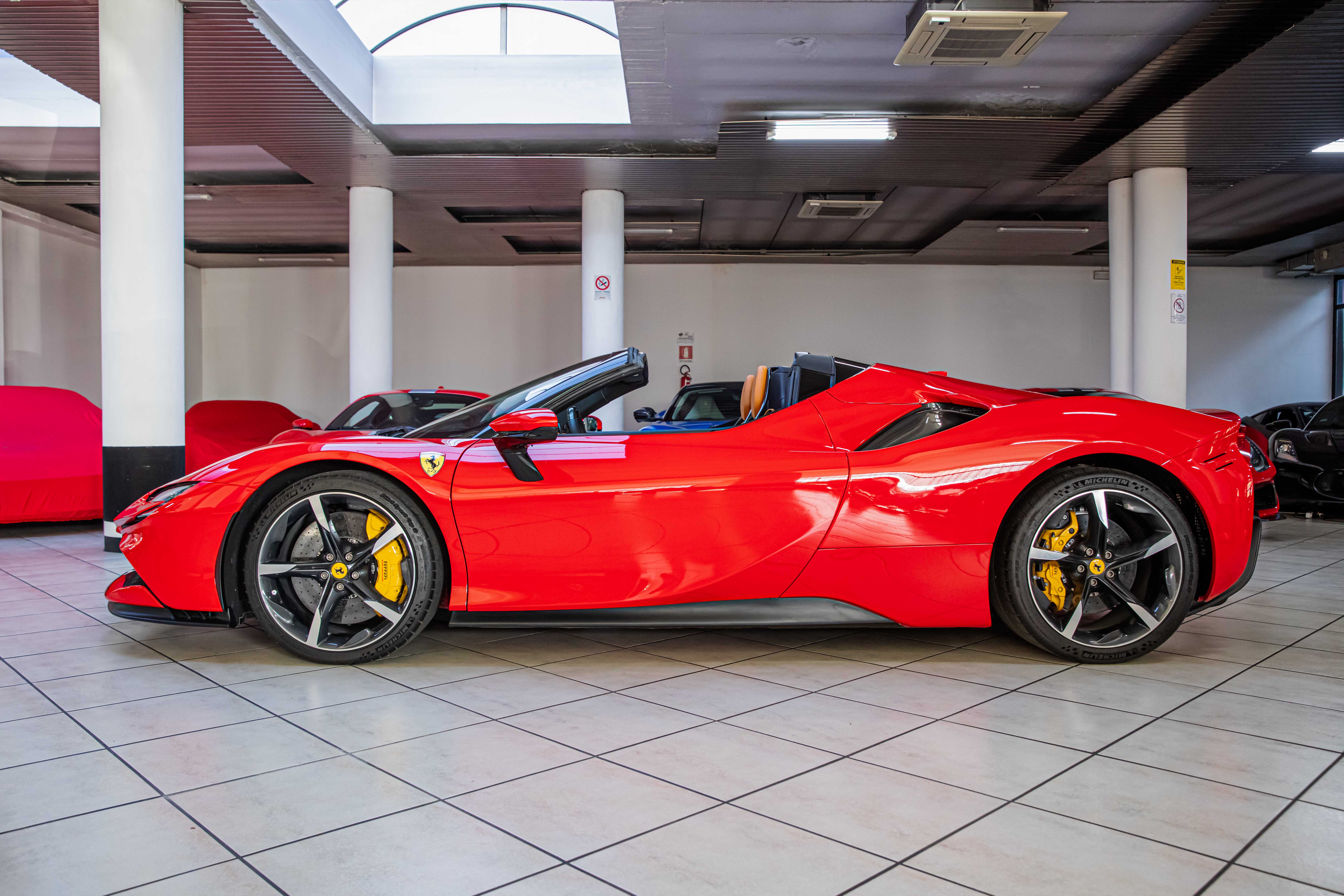 2022 Ferrari SF90 Spider proposée par un concessionnaire spécialisé à Milan, Italie, photo 12 sur 20