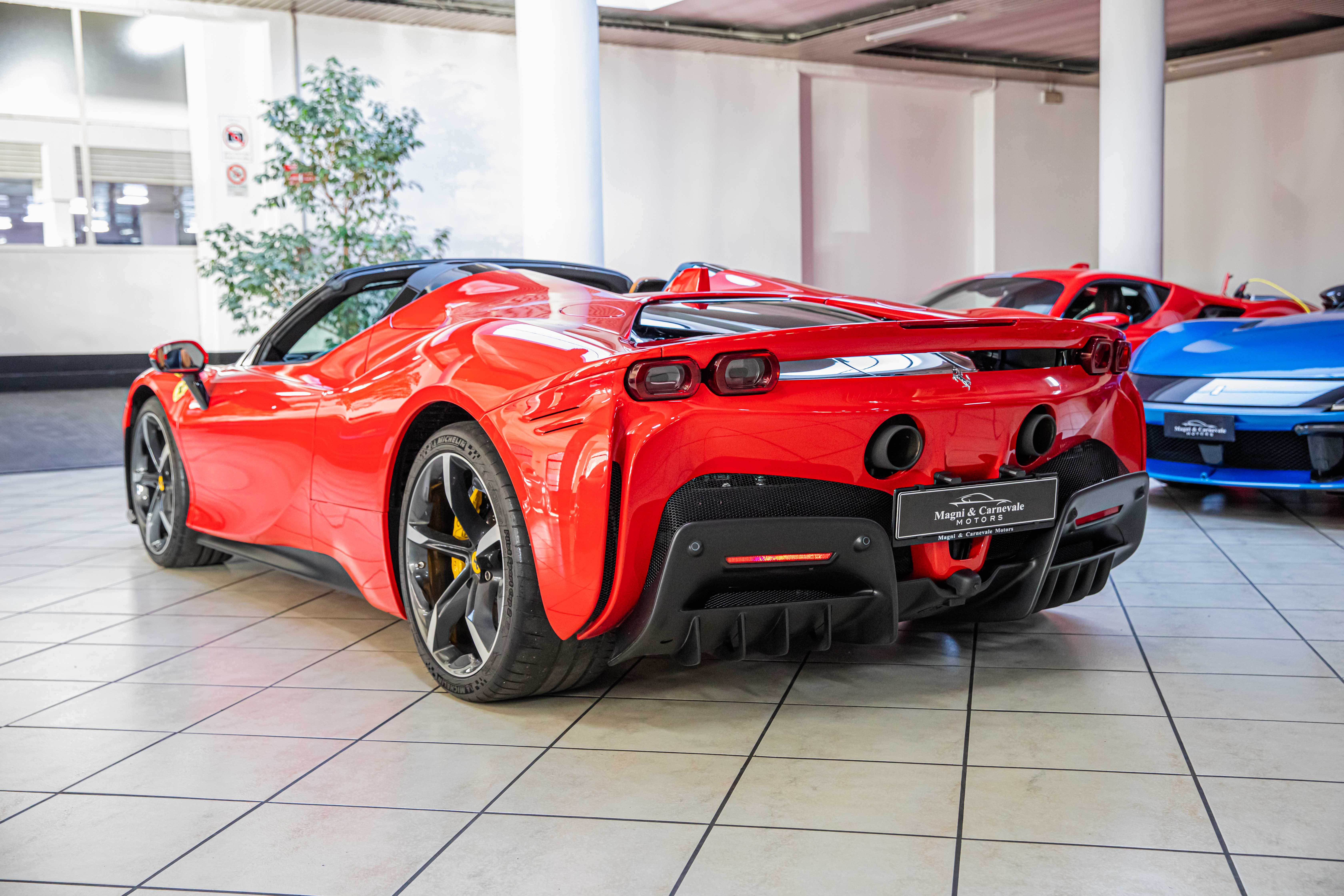 2022 Ferrari SF90 Spider proposée par un concessionnaire spécialisé à Milan, Italie, photo 13 sur 20