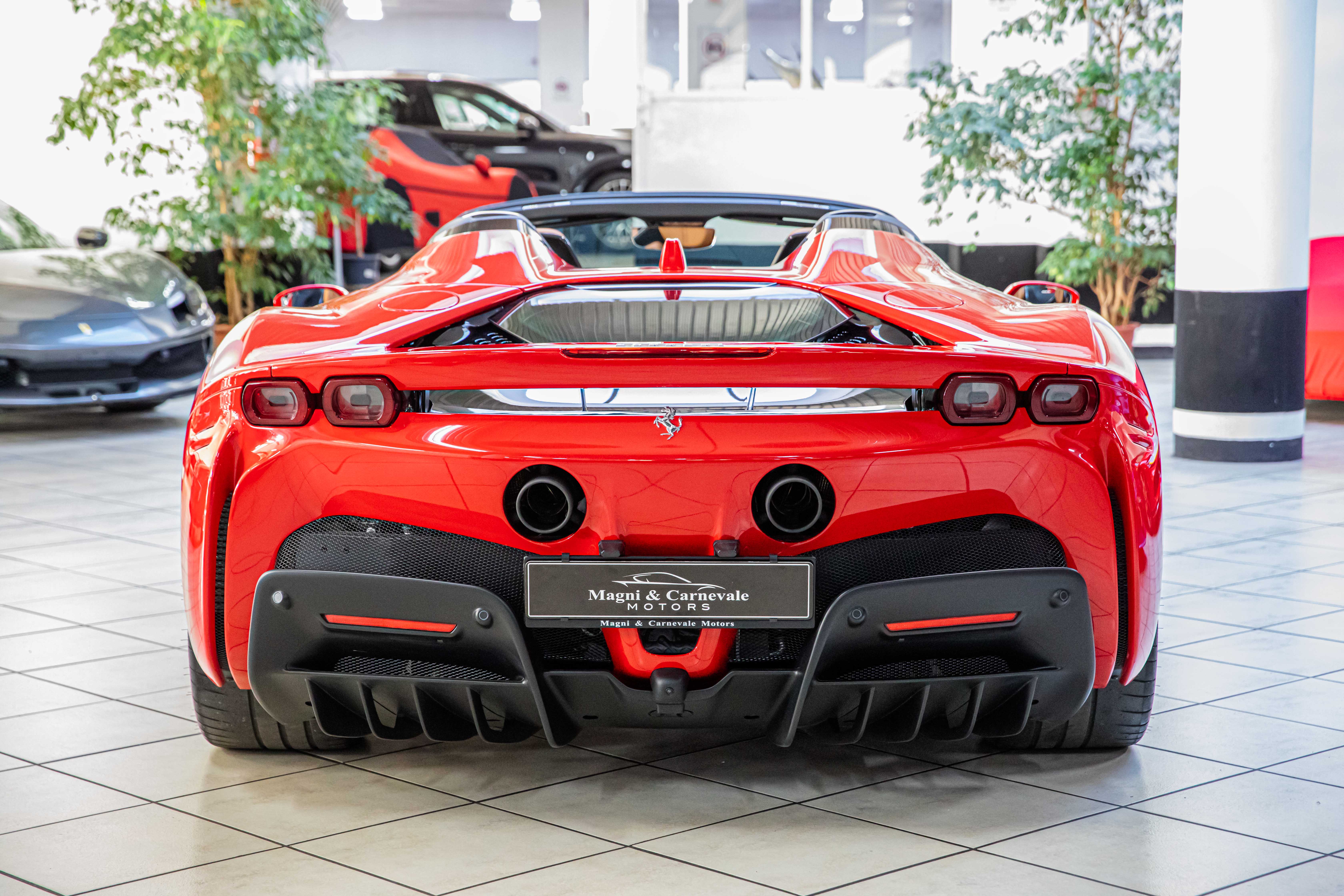 2022 Ferrari SF90 Spider proposée par un concessionnaire spécialisé à Milan, Italie, photo 14 sur 20