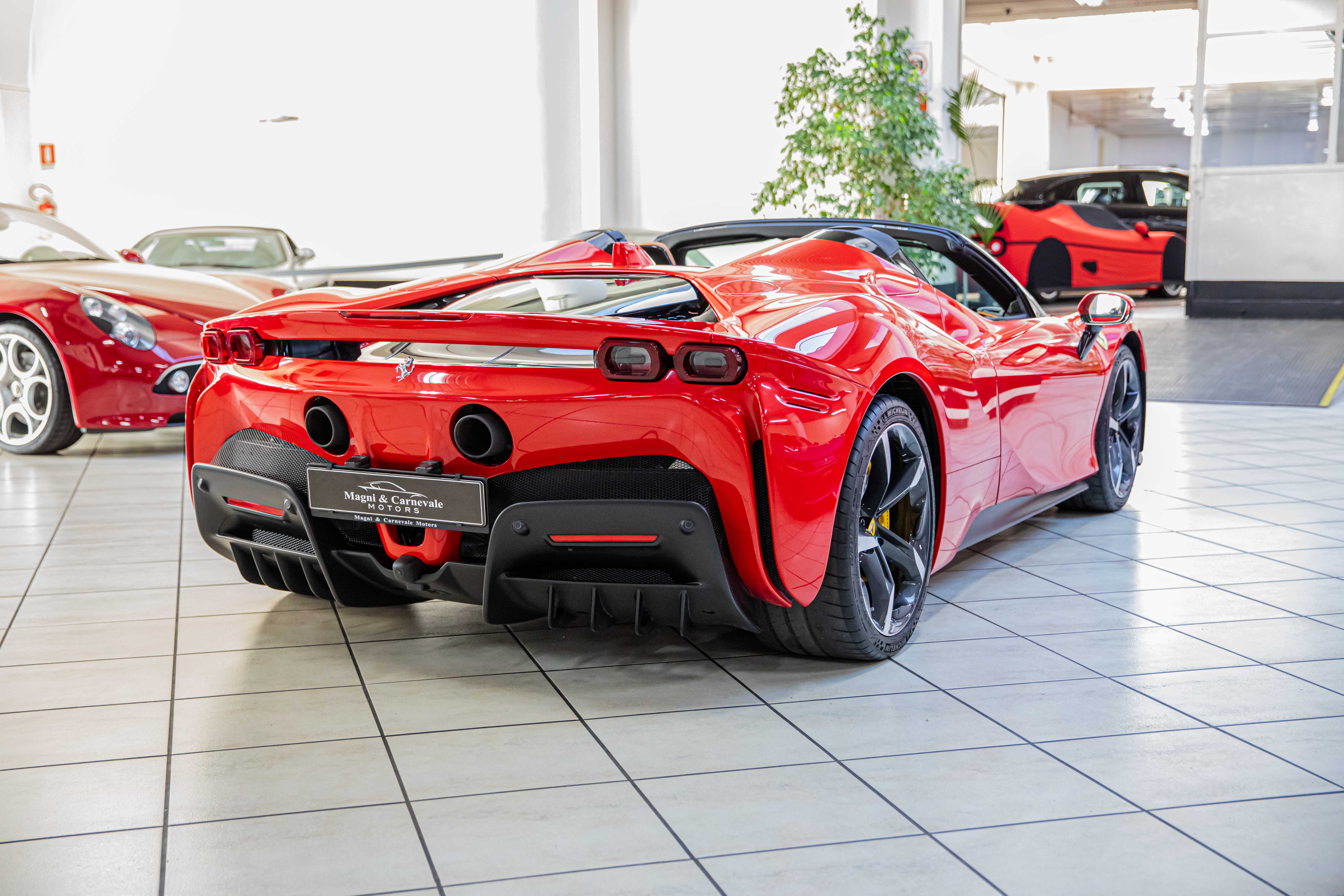 2022 Ferrari SF90 Spider proposée par un concessionnaire spécialisé à Milan, Italie, photo 15 sur 20
