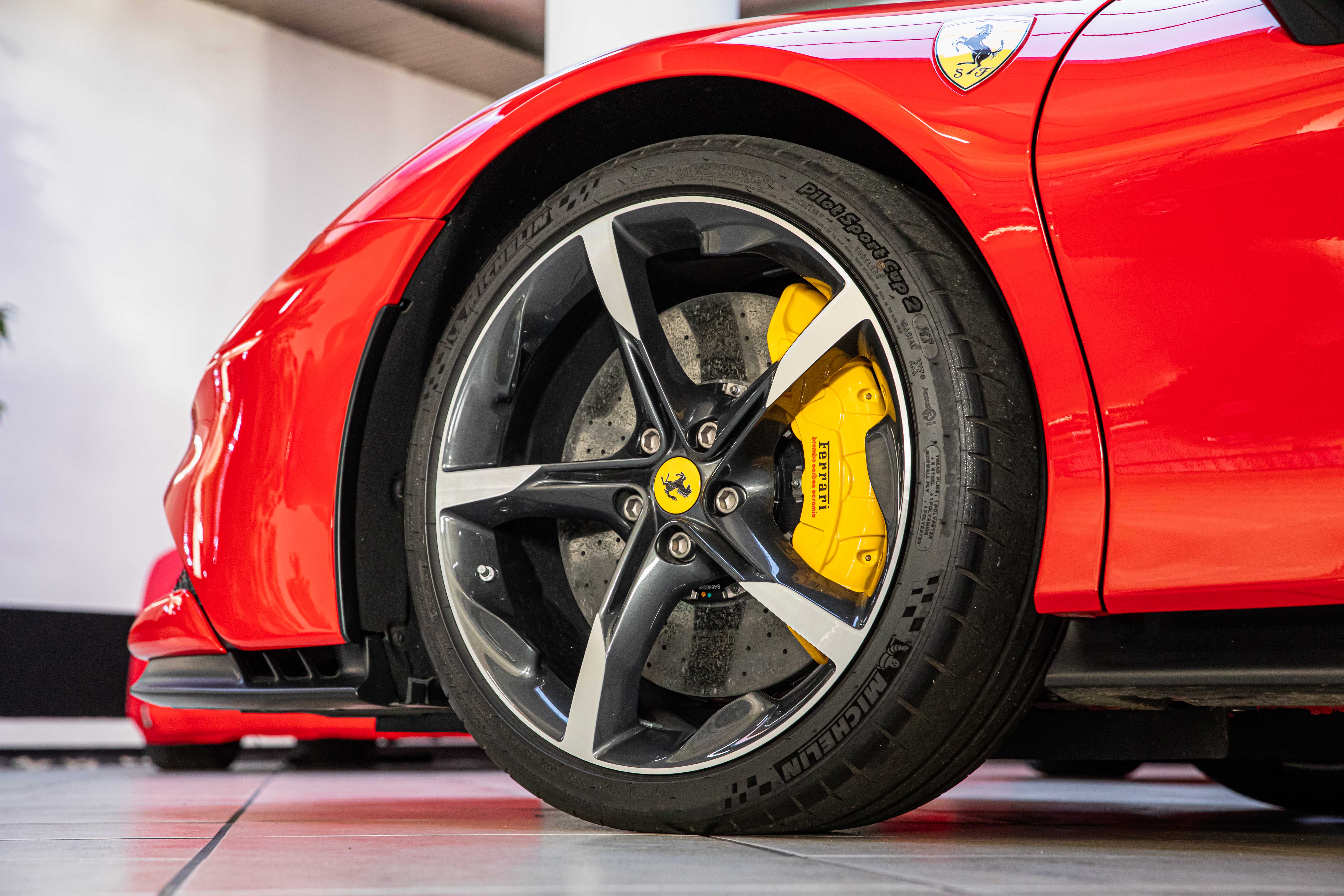 2022 Ferrari SF90 Spider proposée par un concessionnaire spécialisé à Milan, Italie, photo 16 sur 20