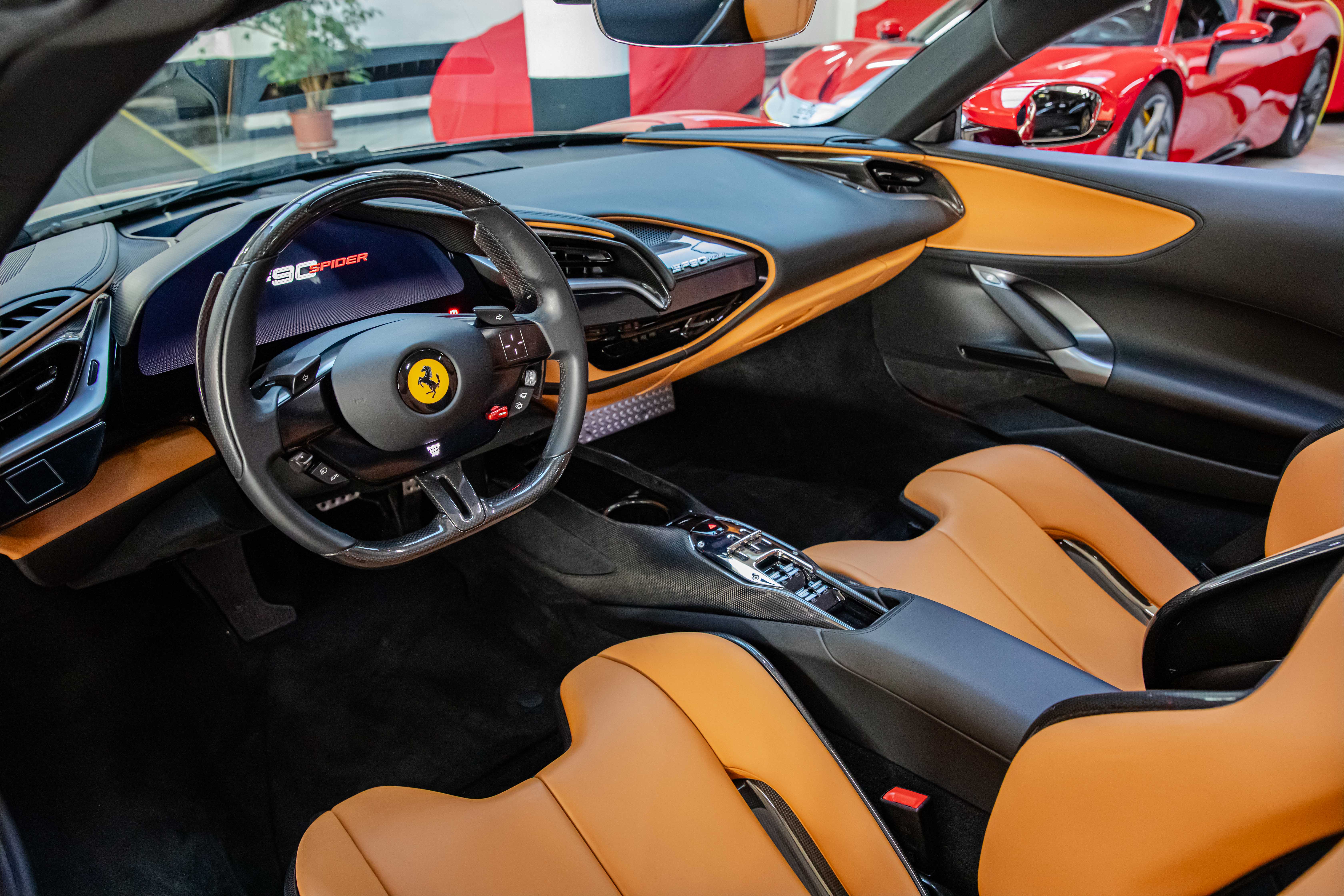 2022 Ferrari SF90 Spider proposée par un concessionnaire spécialisé à Milan, Italie, photo 18 sur 20