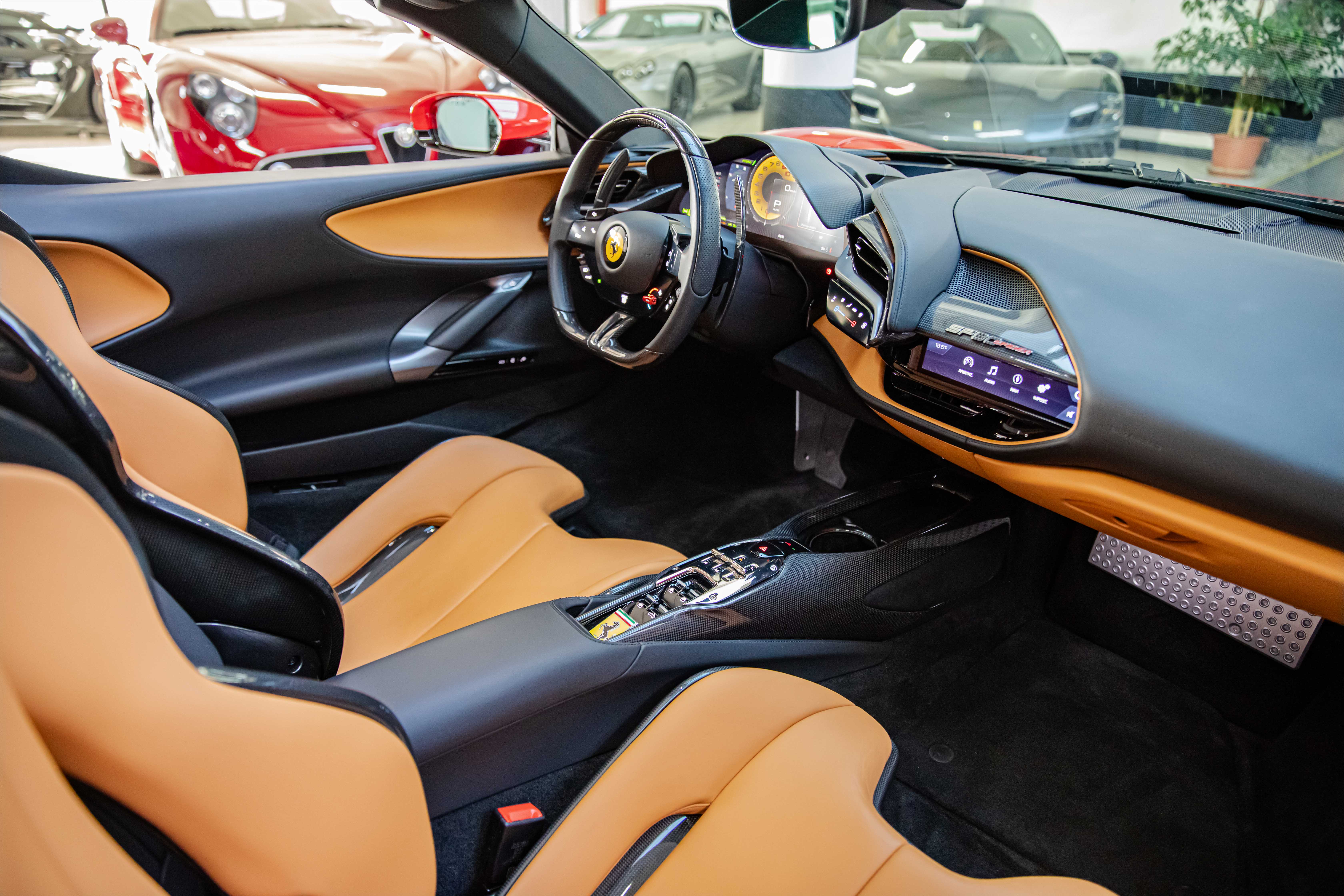 2022 Ferrari SF90 Spider proposée par un concessionnaire spécialisé à Milan, Italie, photo 19 sur 20