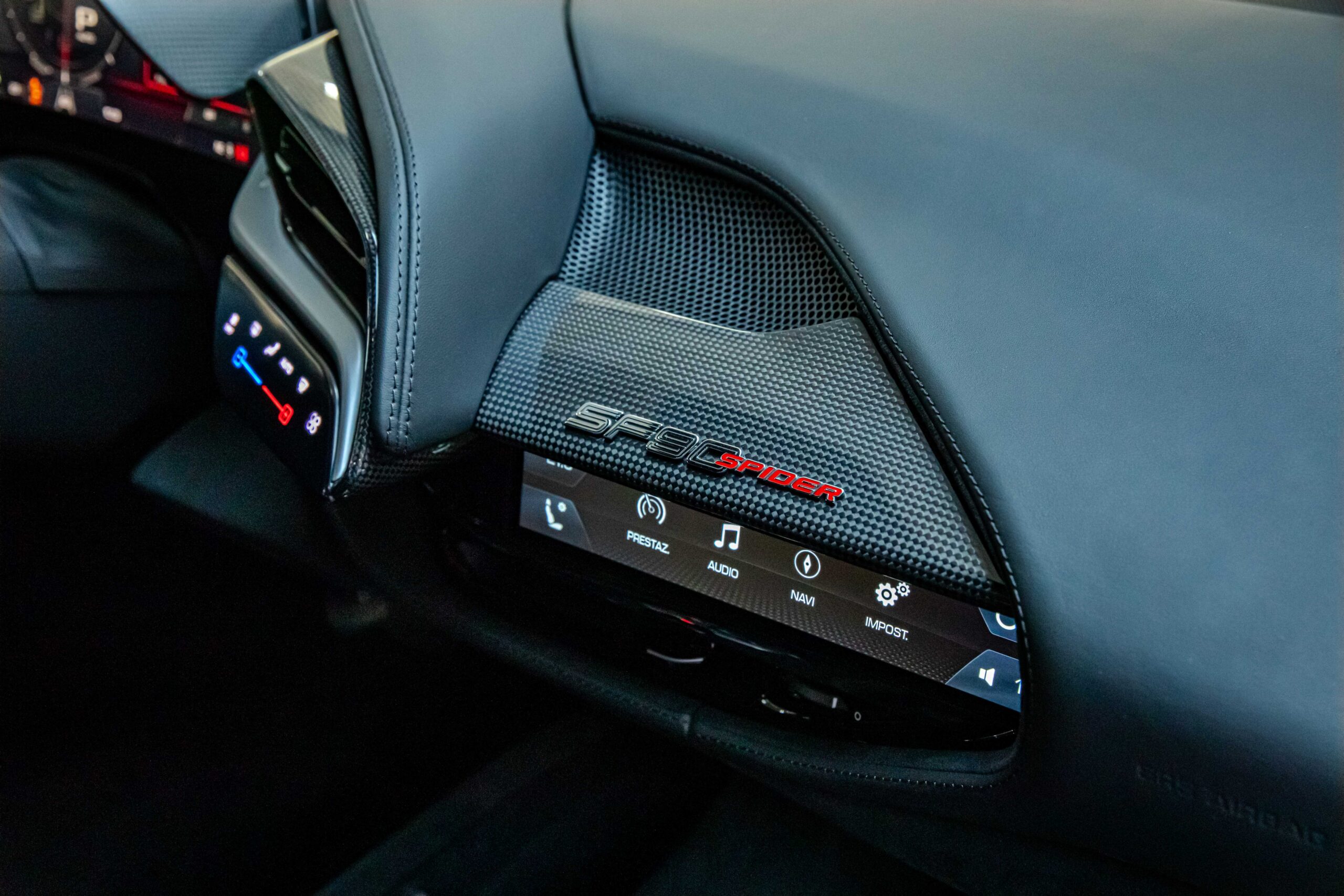 2022 Ferrari SF90 Spider proposée par un concessionnaire spécialisé à Milan, Italie, photo 3 sur 20