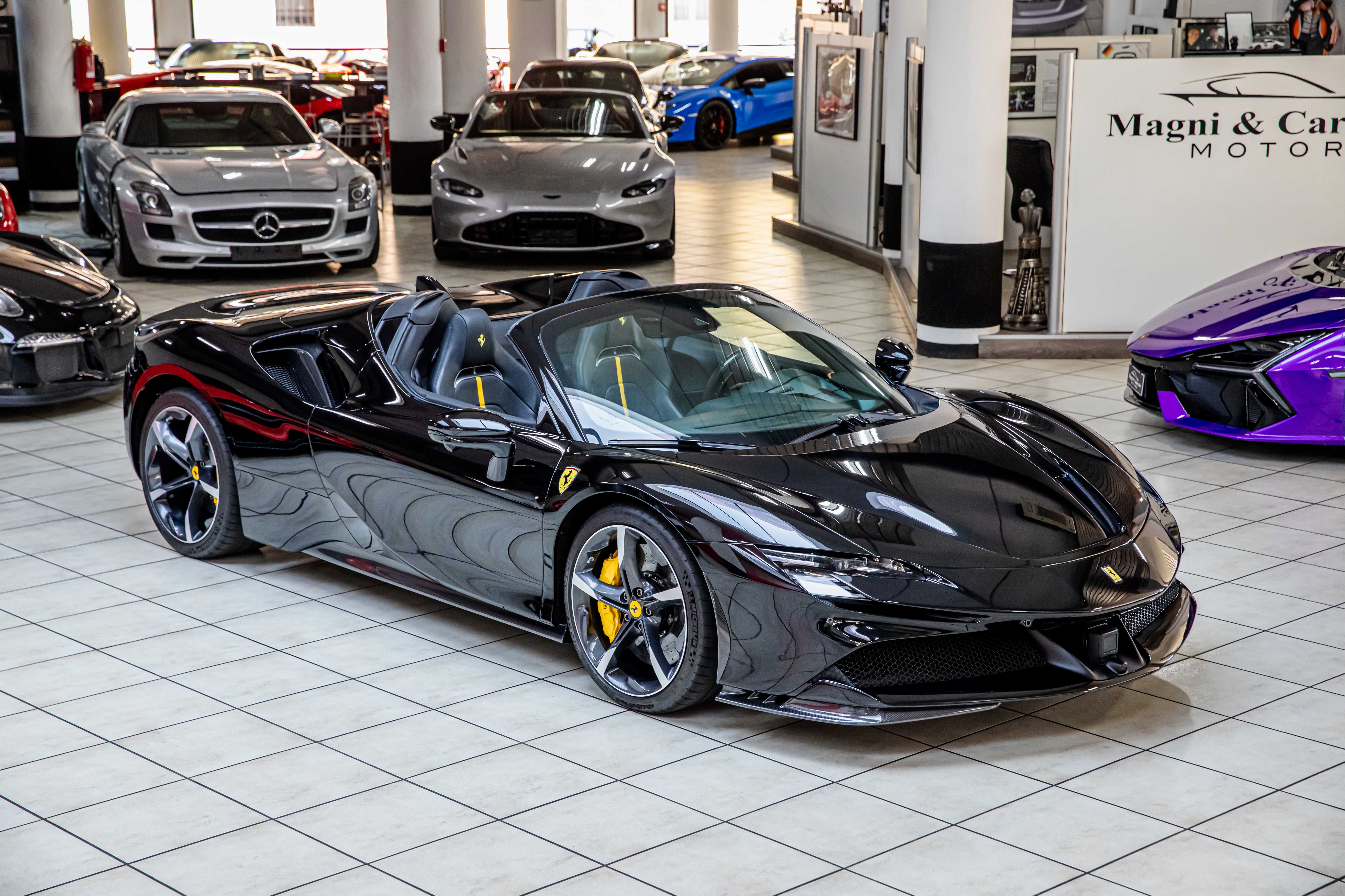 2022 Ferrari SF90 Spider proposée par un concessionnaire spécialisé à Milan, Italie, photo 5 sur 20