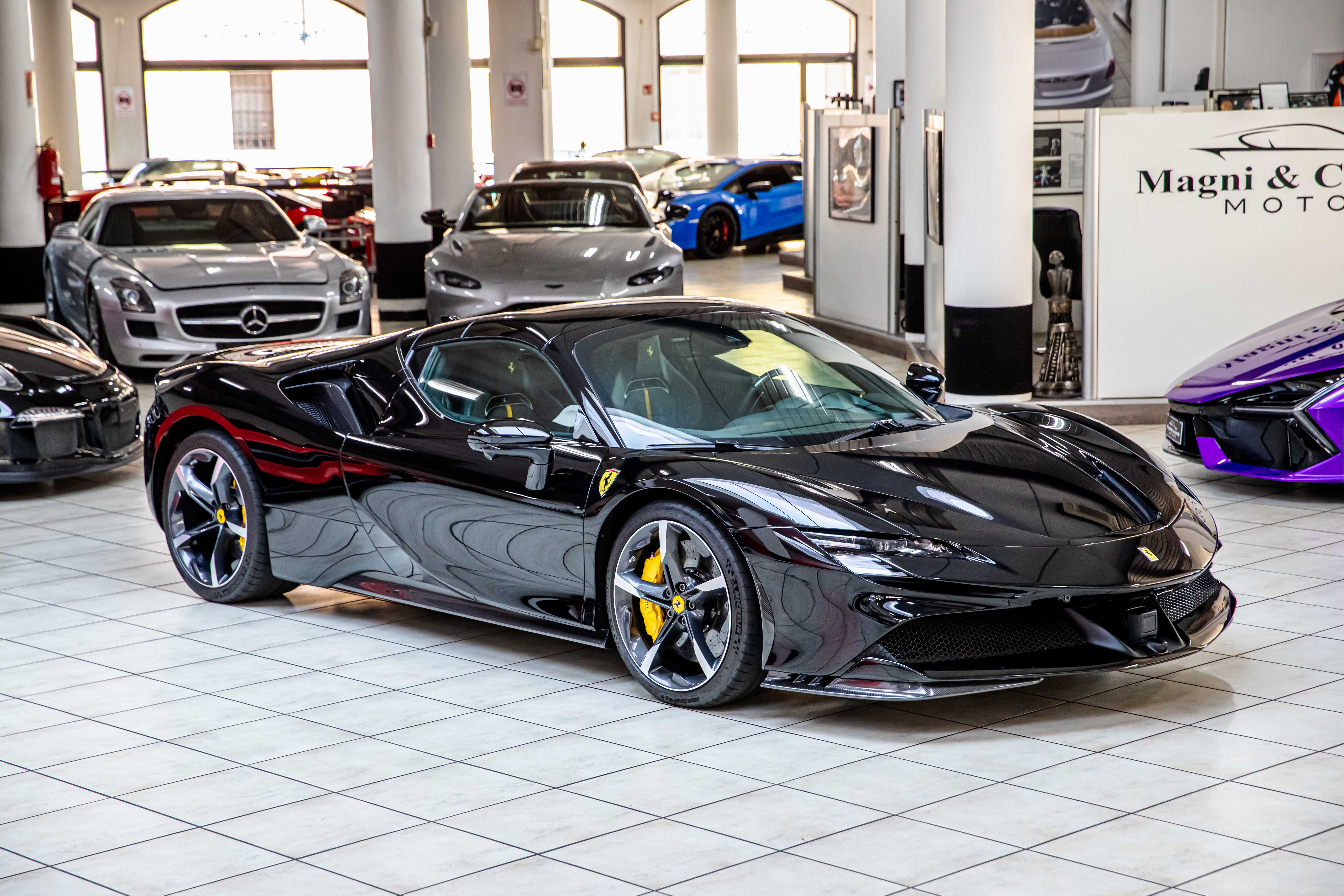 2022 Ferrari SF90 Spider proposée par un concessionnaire spécialisé à Milan, Italie, photo 7 sur 20
