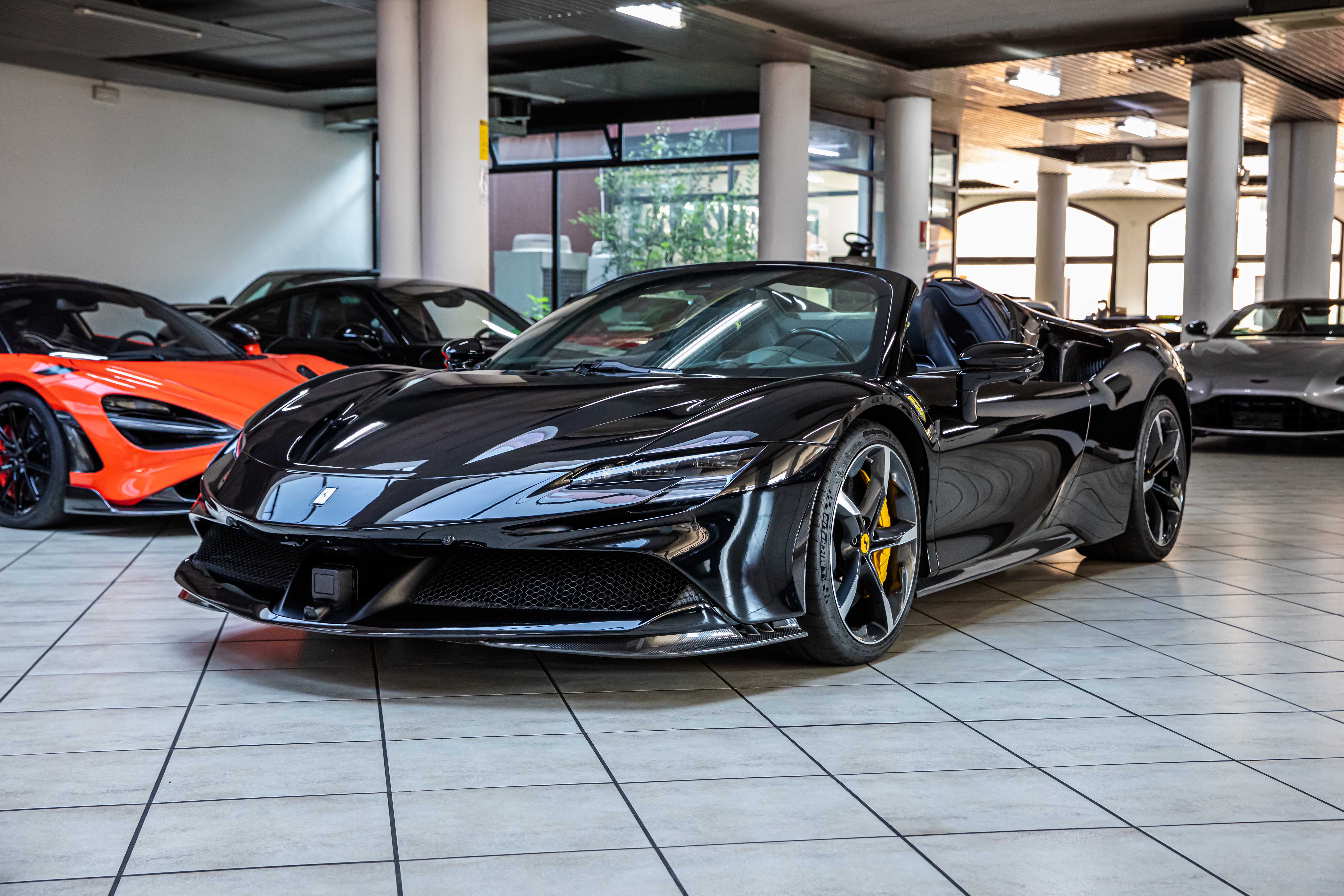 2022 Ferrari SF90 Spider proposée par un concessionnaire spécialisé à Milan, Italie, photo 10 sur 20