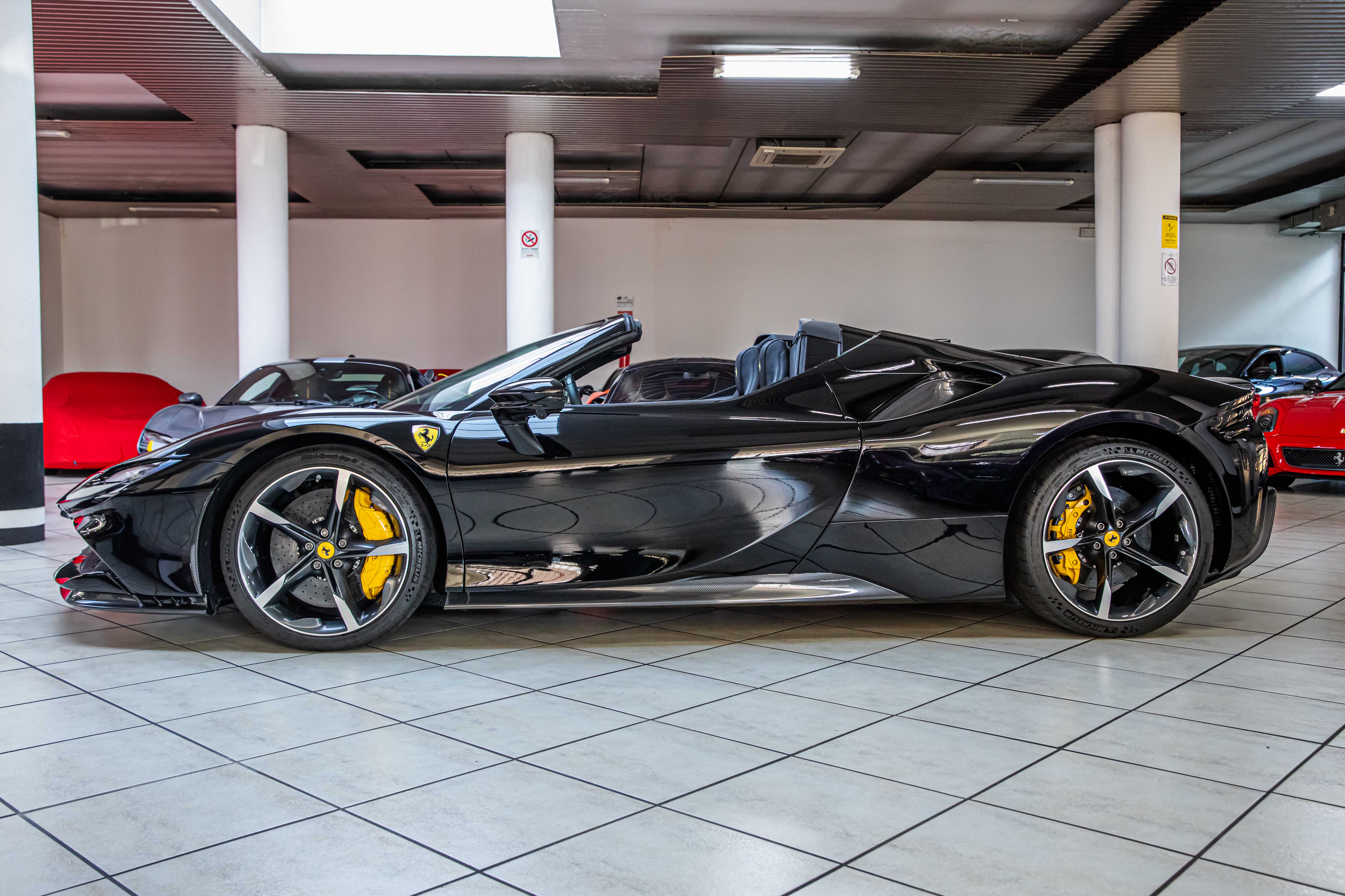 2022 Ferrari SF90 Spider proposée par un concessionnaire spécialisé à Milan, Italie, photo 11 sur 20