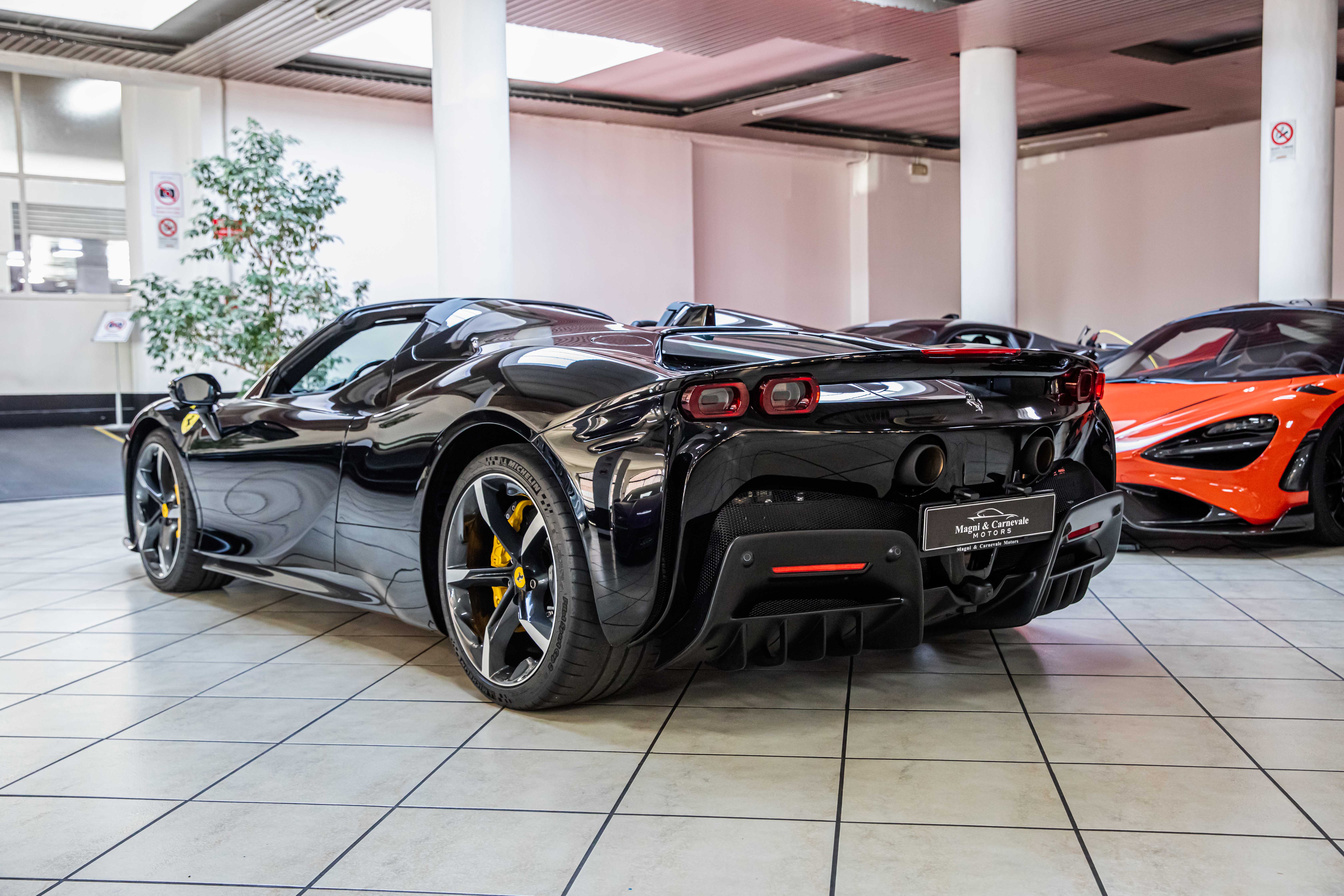 2022 Ferrari SF90 Spider proposée par un concessionnaire spécialisé à Milan, Italie, photo 12 sur 20