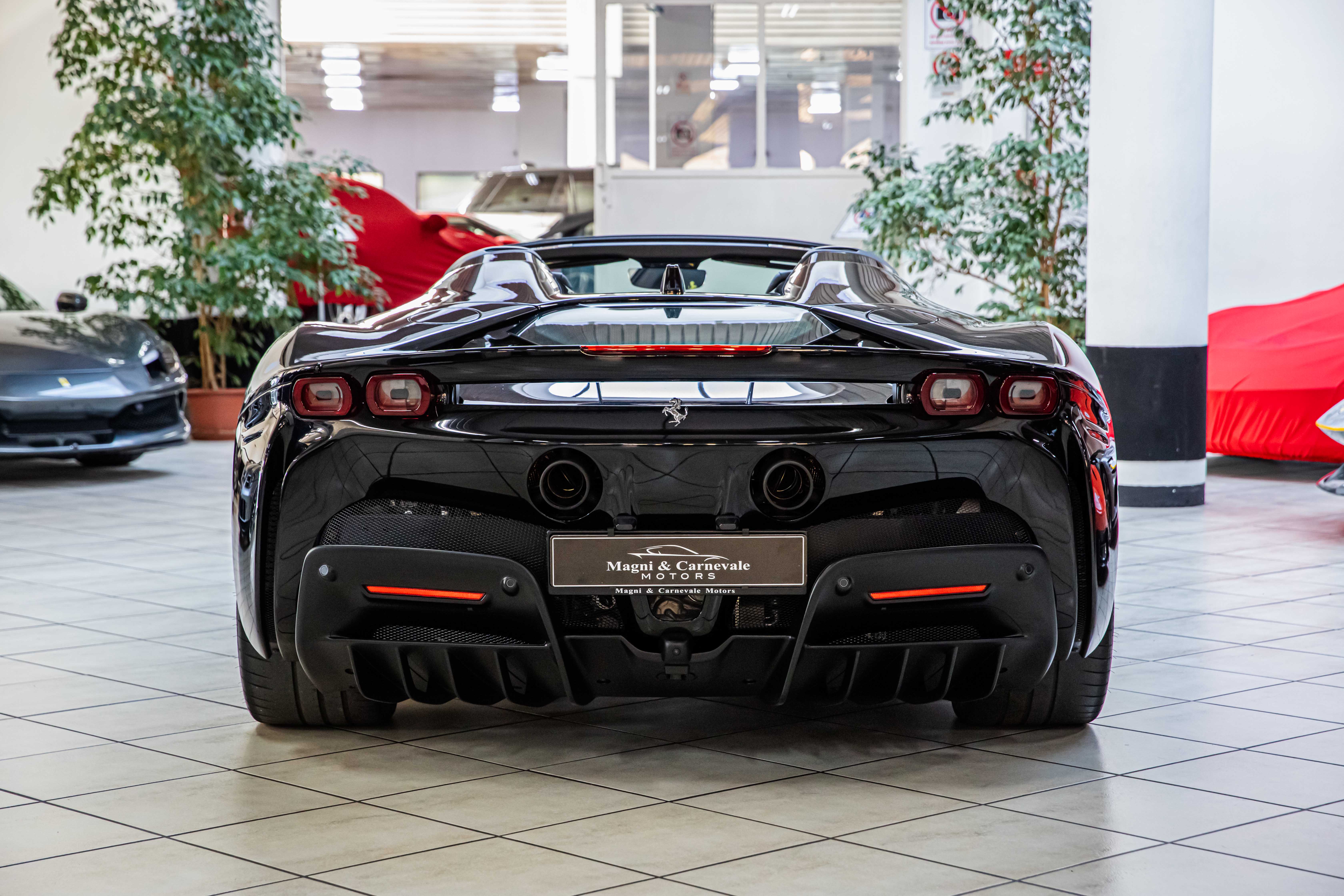 2022 Ferrari SF90 Spider proposée par un concessionnaire spécialisé à Milan, Italie, photo 13 sur 20
