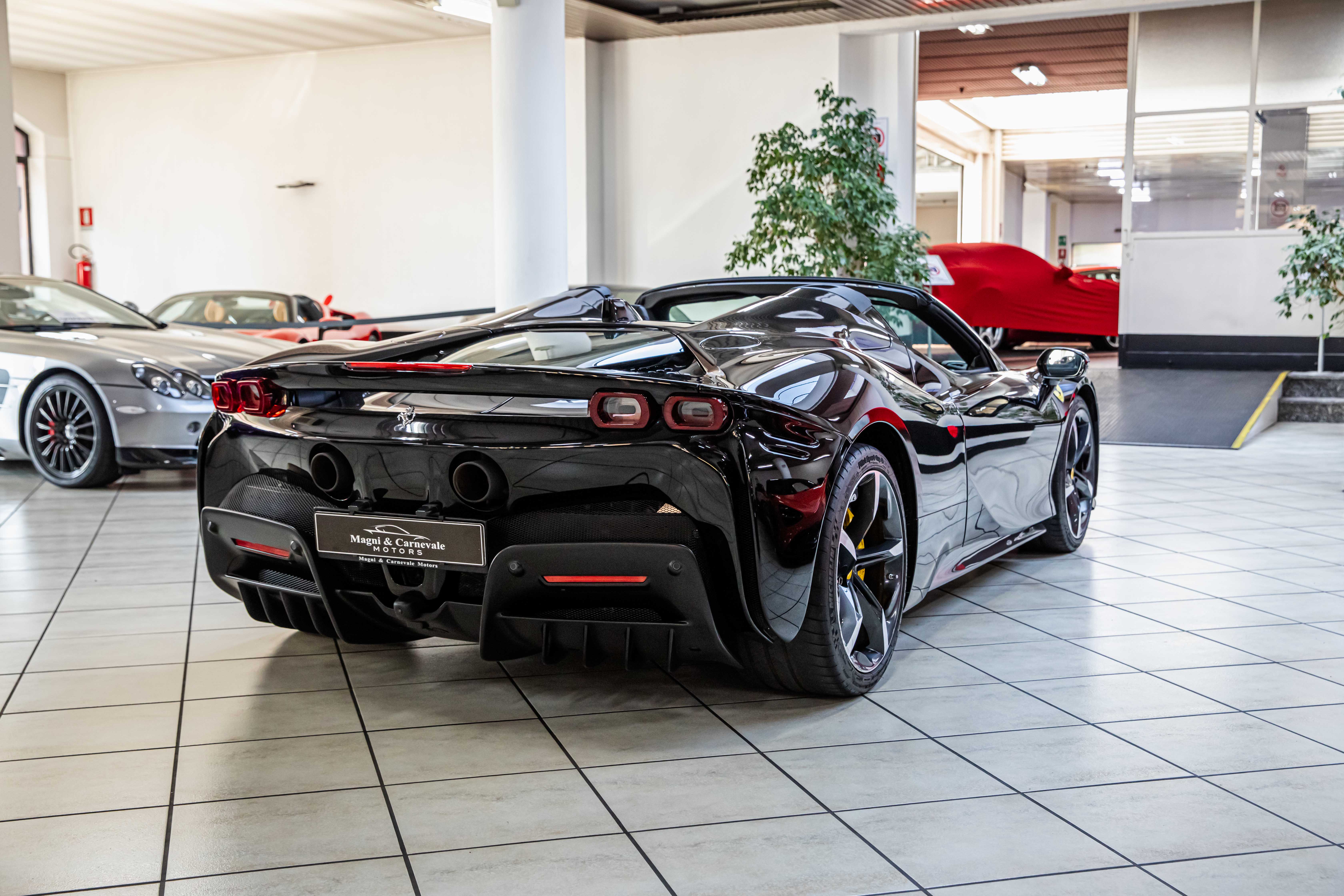 2022 Ferrari SF90 Spider proposée par un concessionnaire spécialisé à Milan, Italie, photo 14 sur 20