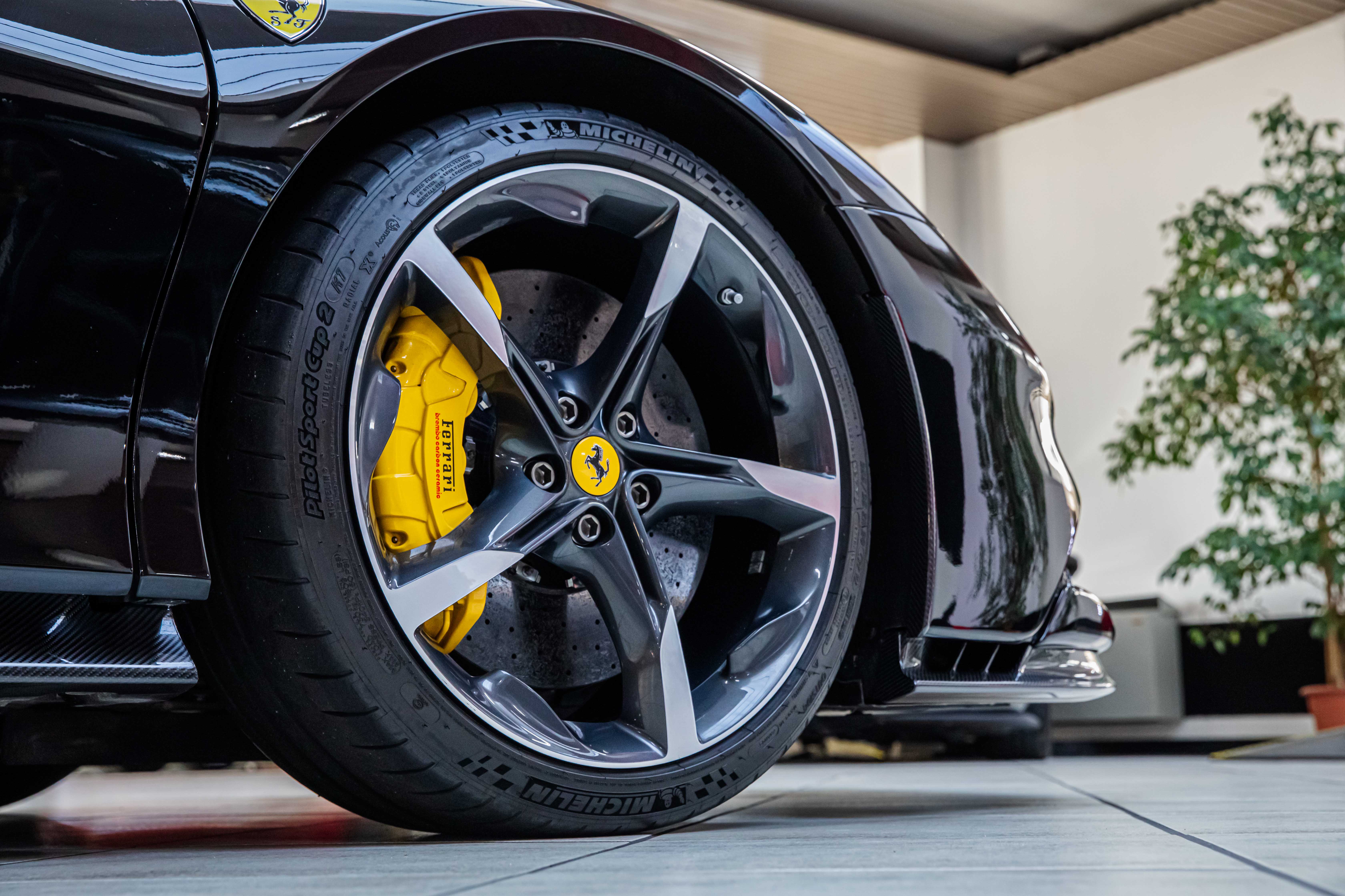 2022 Ferrari SF90 Spider proposée par un concessionnaire spécialisé à Milan, Italie, photo 16 sur 20