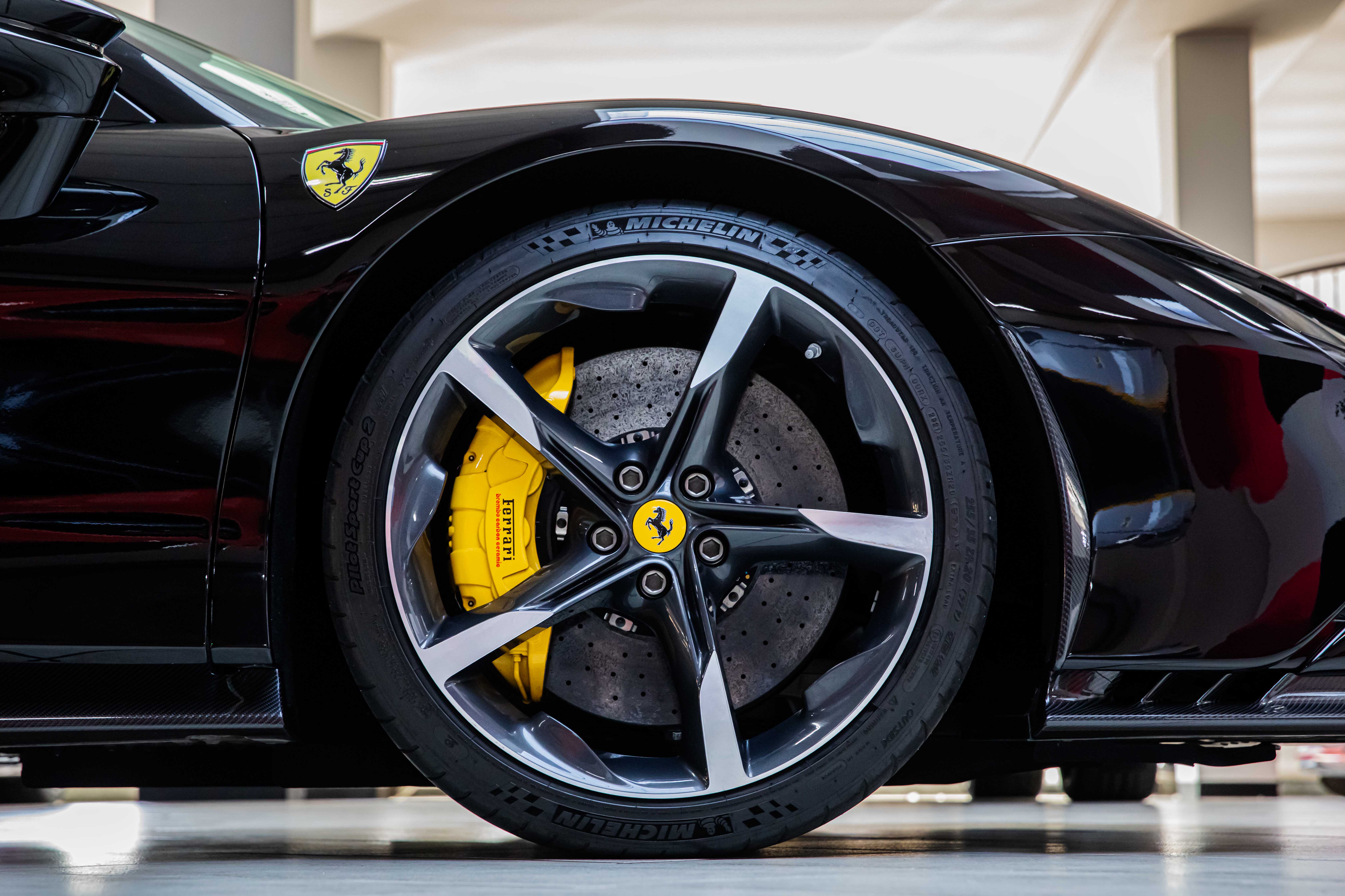 2022 Ferrari SF90 Spider proposée par un concessionnaire spécialisé à Milan, Italie, photo 17 sur 20