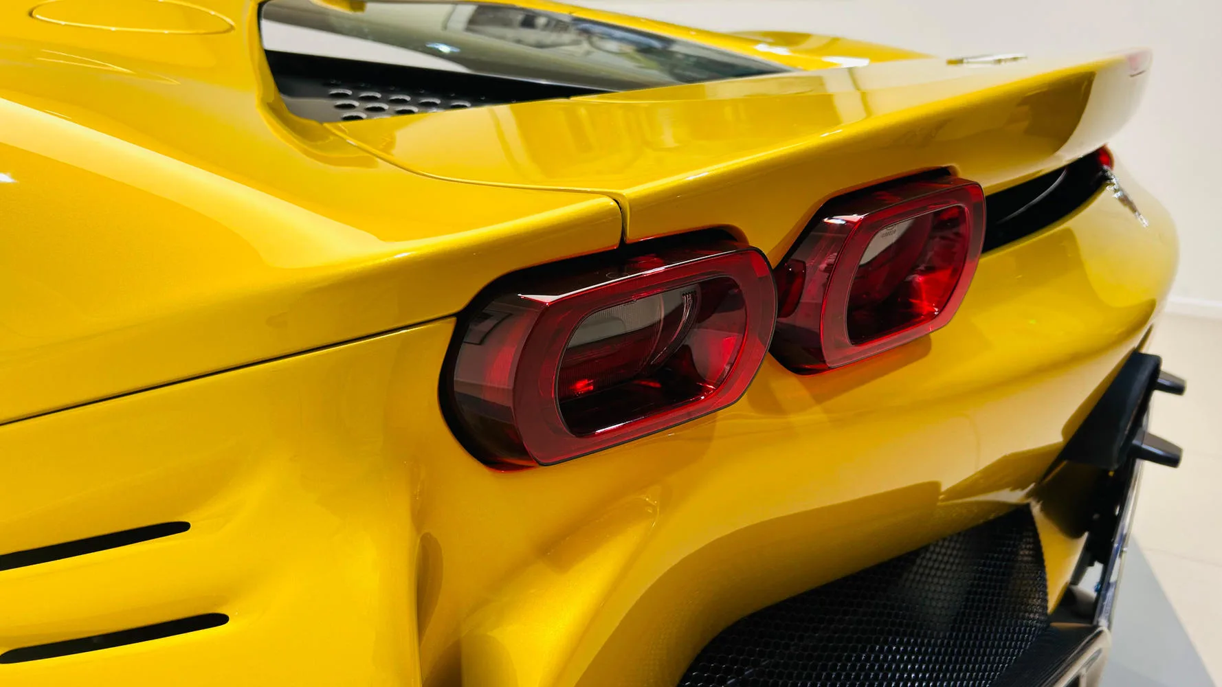 2022 Ferrari SF90 Spider, 28/30