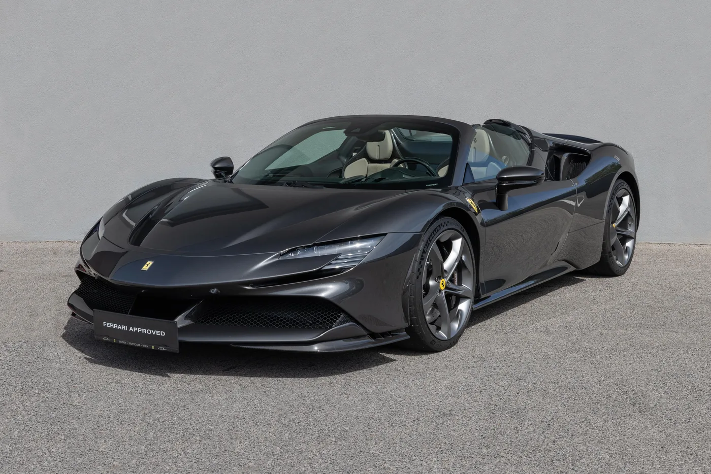 2022 Ferrari SF90 Spider proposée par un concessionnaire spécialisé à Vösendorf, Autriche, photo 2 sur 15