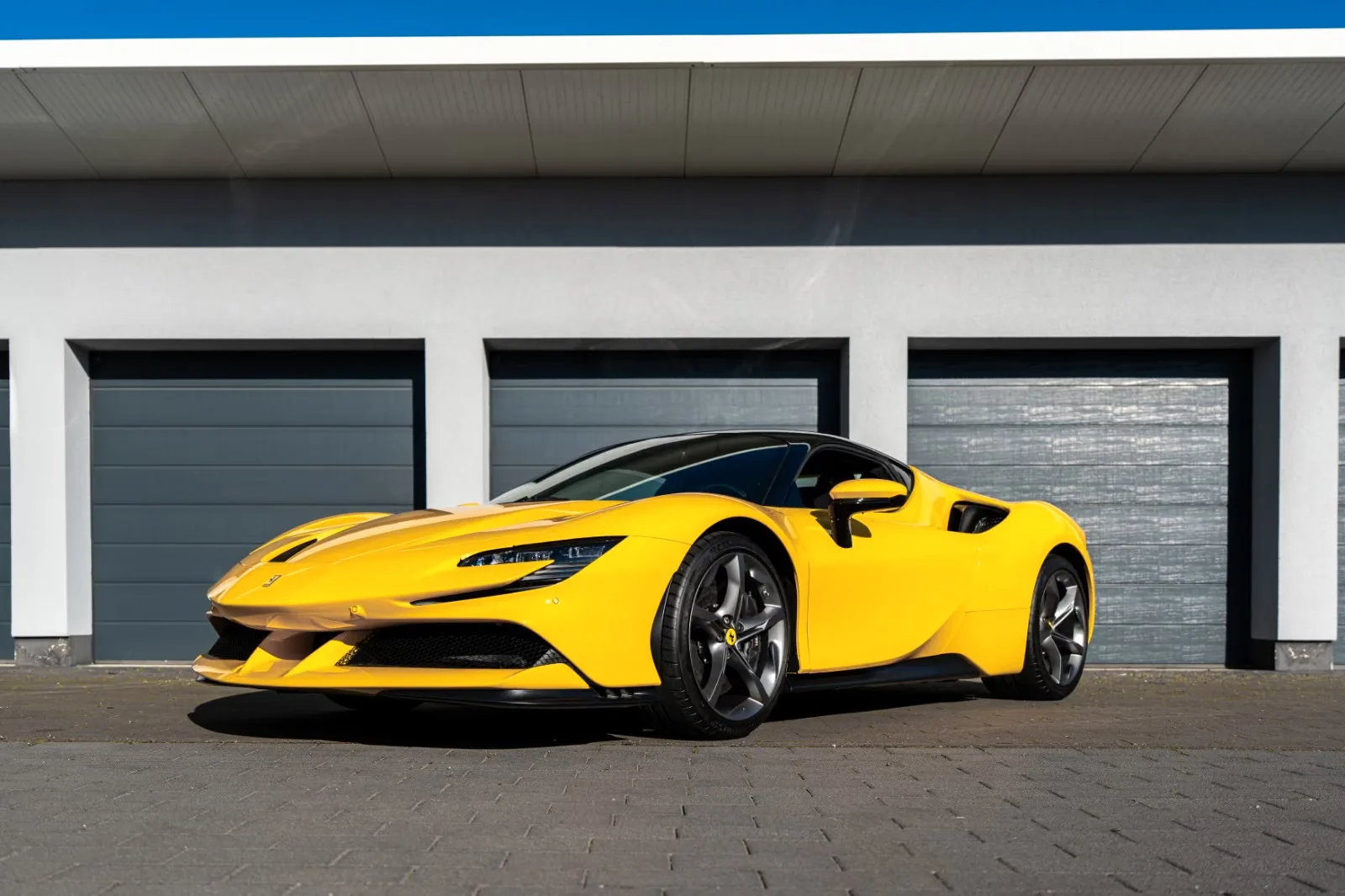 Ferrari SF90 Stradale von 2022 in Giallo Modena DS 4305, angeboten von Claudia Soujon Supercars in Kerpen
