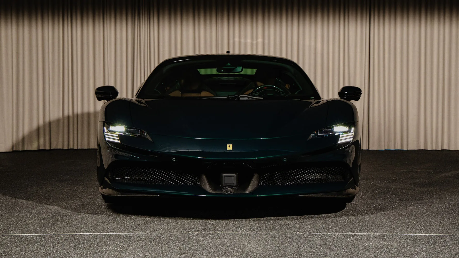 2022 Ferrari SF90 Stradale proposée par un concessionnaire spécialisé à Kongens Lyngby, Danemark, photo principale