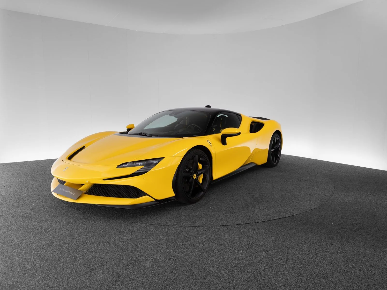 2022 Ferrari SF90 Stradale proposée par un concessionnaire spécialisé à Singen, Allemagne, photo principale