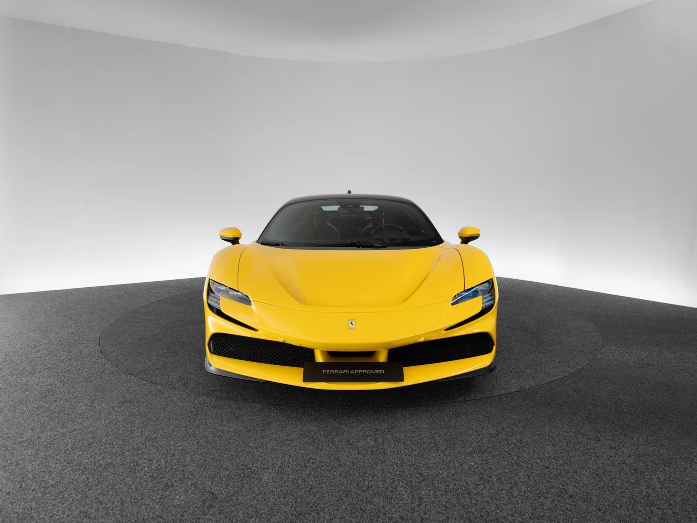 2022 Ferrari SF90 Stradale proposée par un concessionnaire spécialisé à Singen, Allemagne, photo 2 sur 15