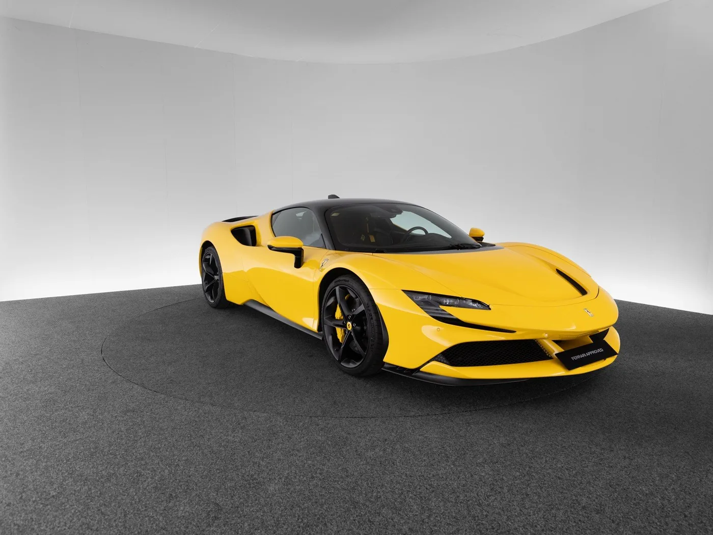 2022 Ferrari SF90 Stradale proposée par un concessionnaire spécialisé à Singen, Allemagne, photo 3 sur 15