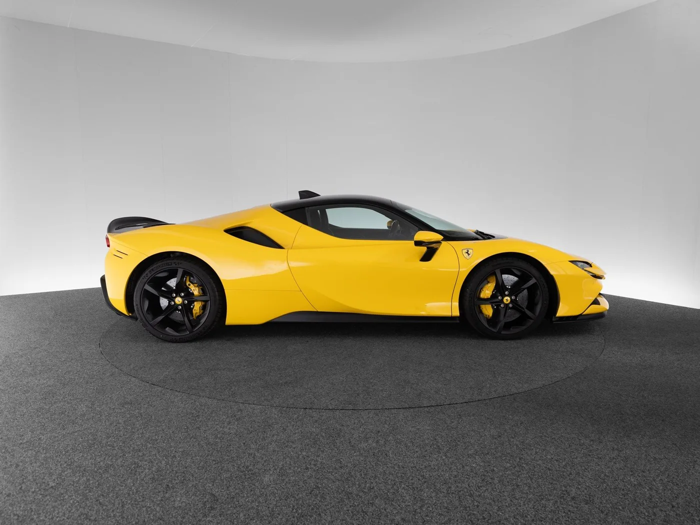 2022 Ferrari SF90 Stradale proposée par un concessionnaire spécialisé à Singen, Allemagne, photo 4 sur 15
