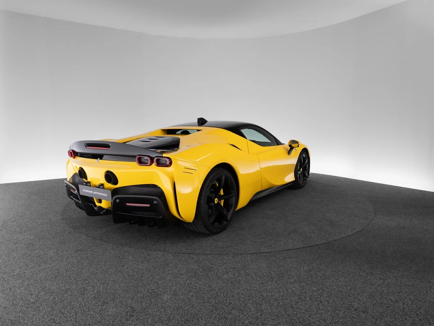 2022 Ferrari SF90 Stradale proposée par un concessionnaire spécialisé à Singen, Allemagne, photo 5 sur 15