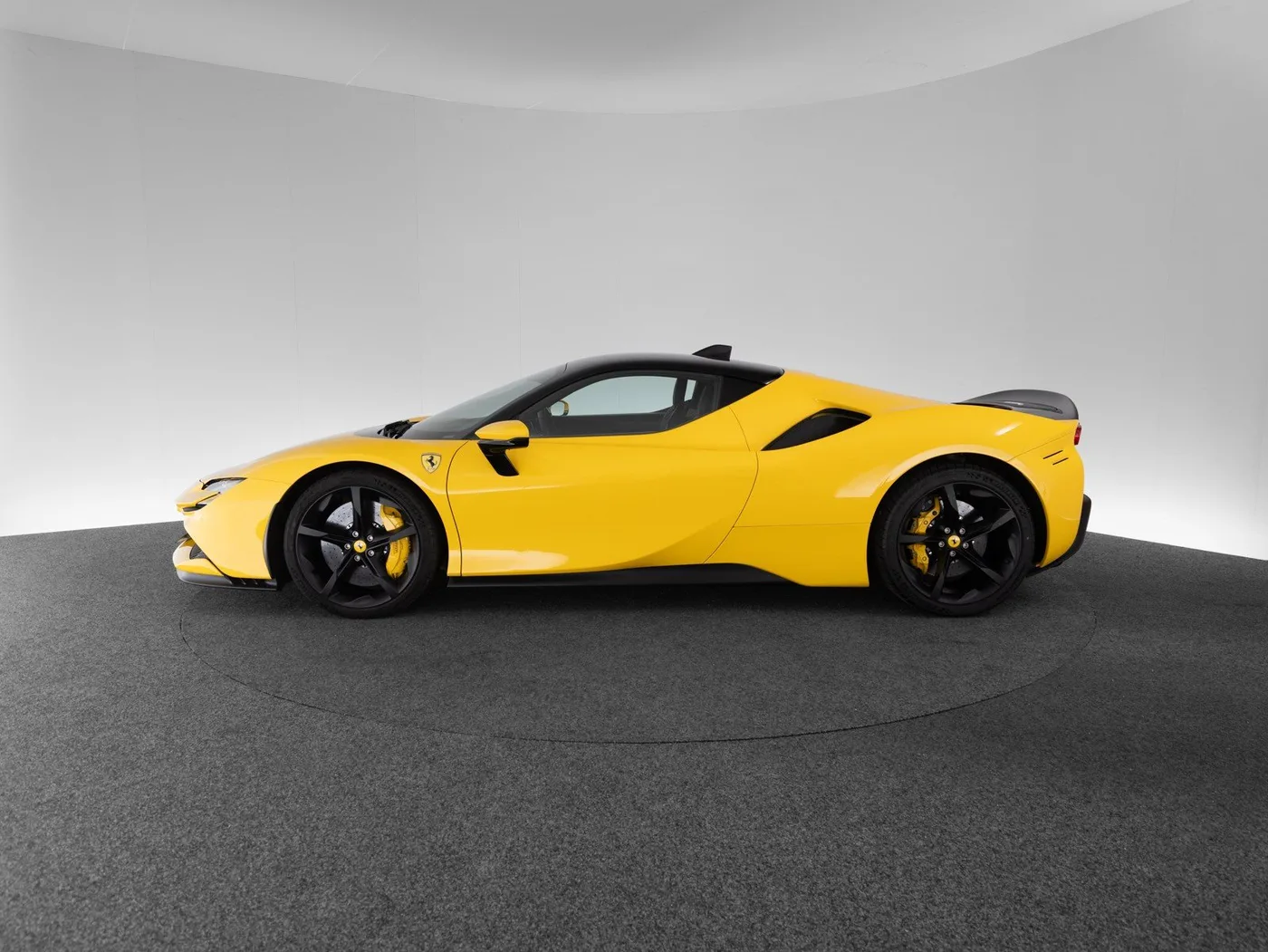 2022 Ferrari SF90 Stradale proposée par un concessionnaire spécialisé à Singen, Allemagne, photo 8 sur 15