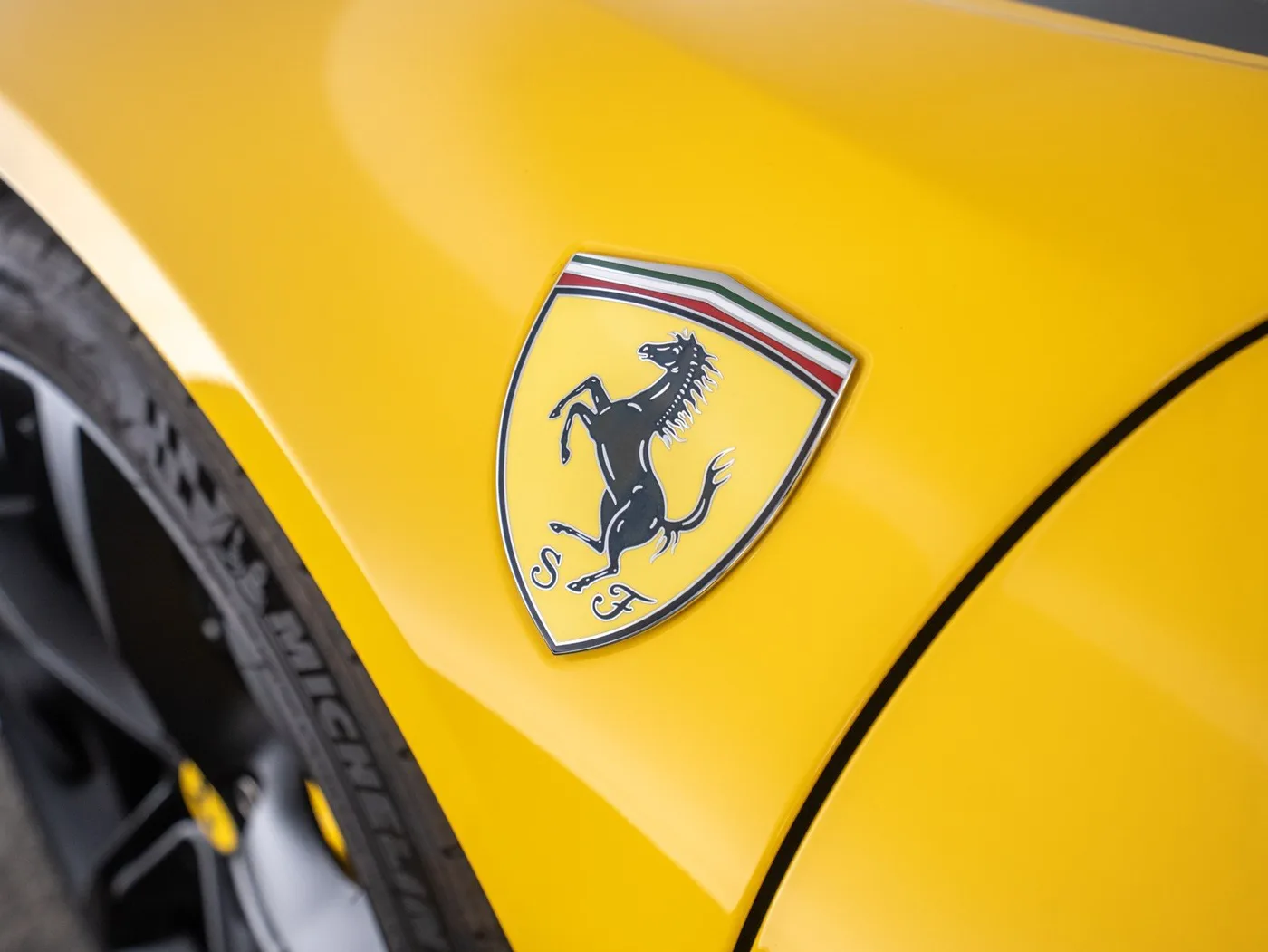 2022 Ferrari SF90 Stradale proposée par un concessionnaire spécialisé à Singen, Allemagne, photo 13 sur 15