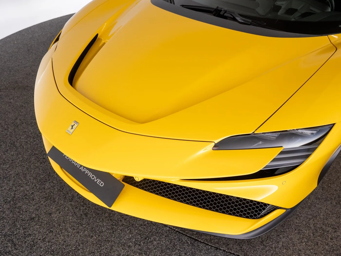 2022 Ferrari SF90 Stradale proposée par un concessionnaire spécialisé à Singen, Allemagne, photo 15 sur 15