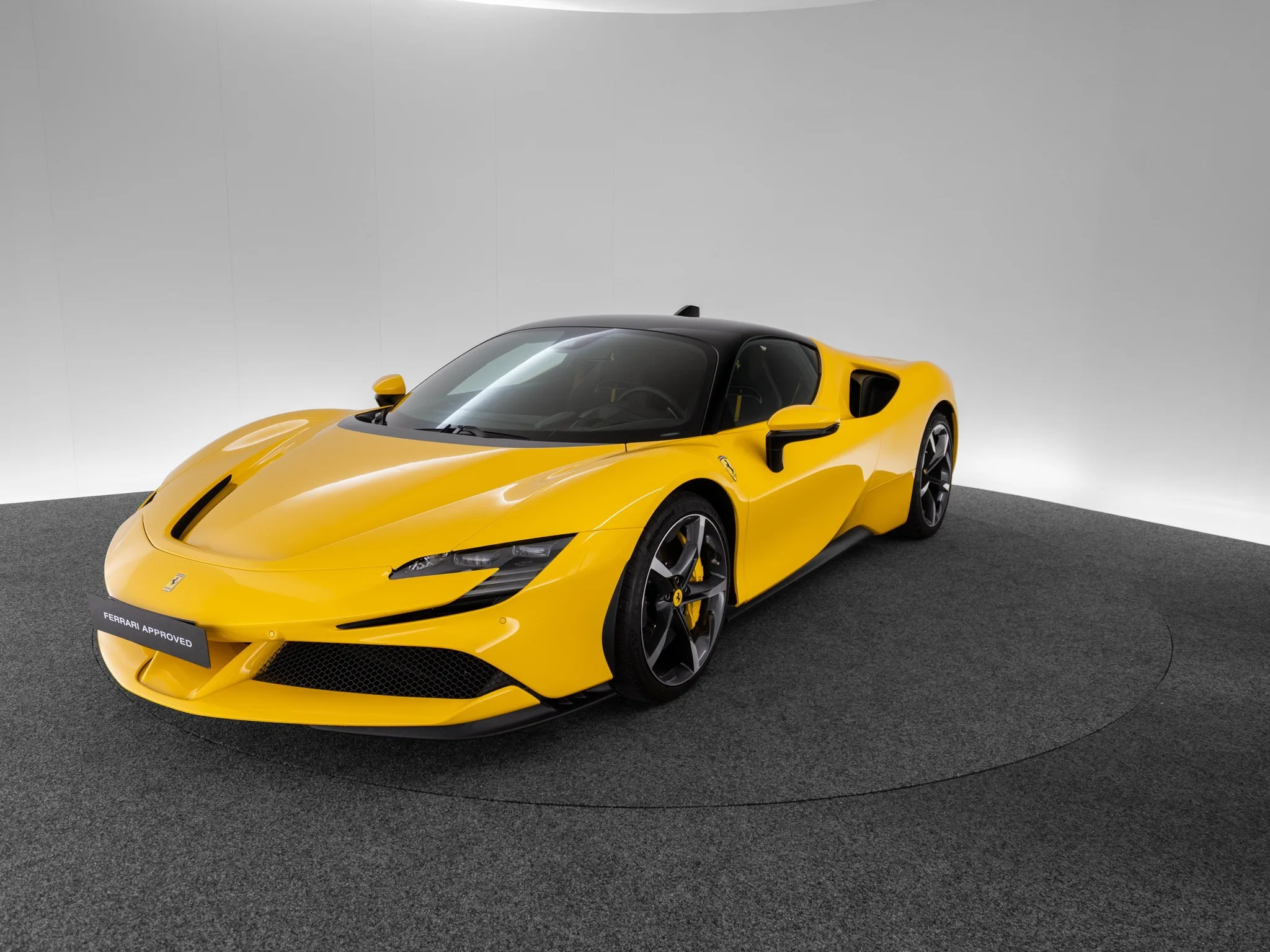 2022 Ferrari SF90 Stradale proposée par un concessionnaire spécialisé à Singen, Allemagne, photo principale