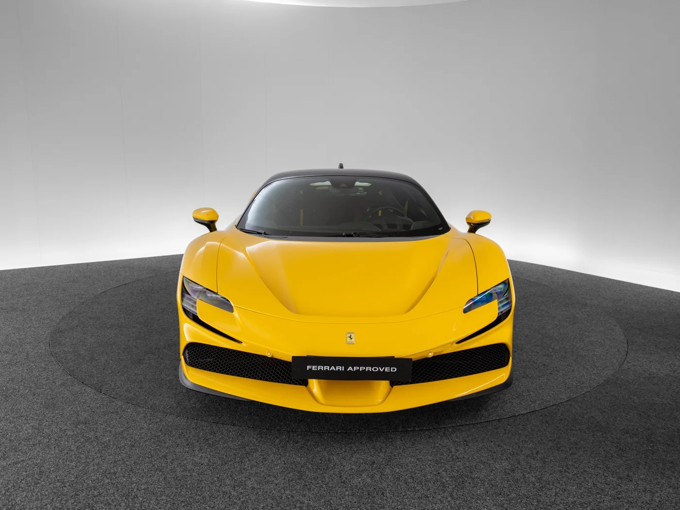 2022 Ferrari SF90 Stradale proposée par un concessionnaire spécialisé à Singen, Allemagne, photo 2 sur 15