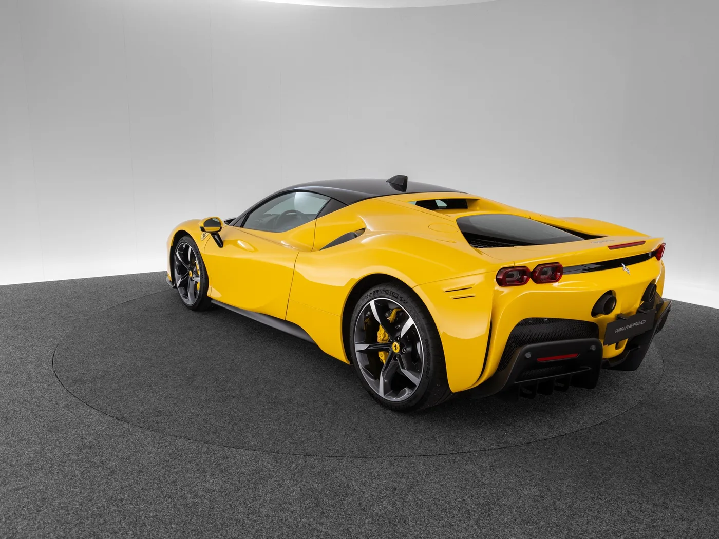 2022 Ferrari SF90 Stradale proposée par un concessionnaire spécialisé à Singen, Allemagne, photo 3 sur 15