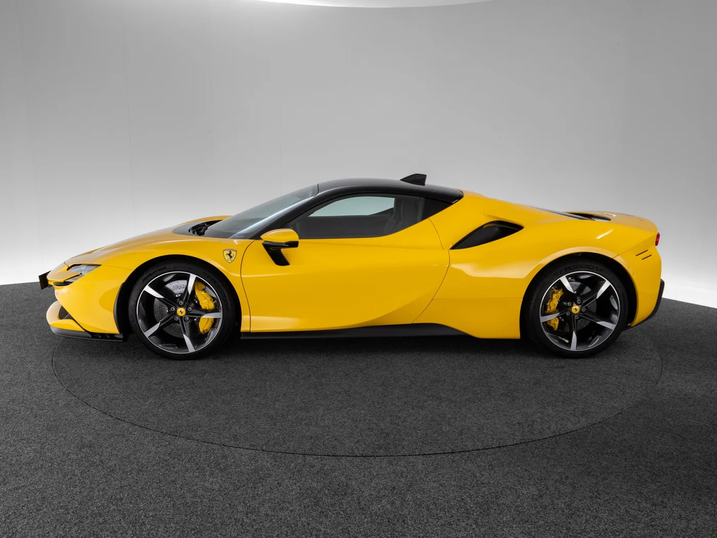 2022 Ferrari SF90 Stradale proposée par un concessionnaire spécialisé à Singen, Allemagne, photo 4 sur 15
