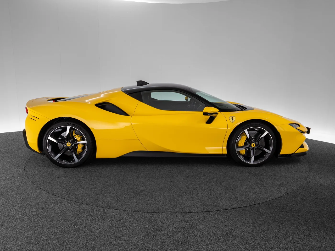 2022 Ferrari SF90 Stradale proposée par un concessionnaire spécialisé à Singen, Allemagne, photo 5 sur 15