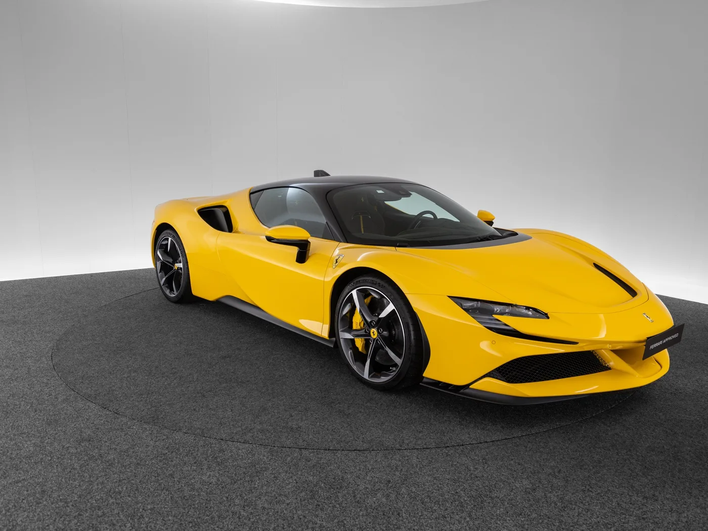 2022 Ferrari SF90 Stradale proposée par un concessionnaire spécialisé à Singen, Allemagne, photo 6 sur 15