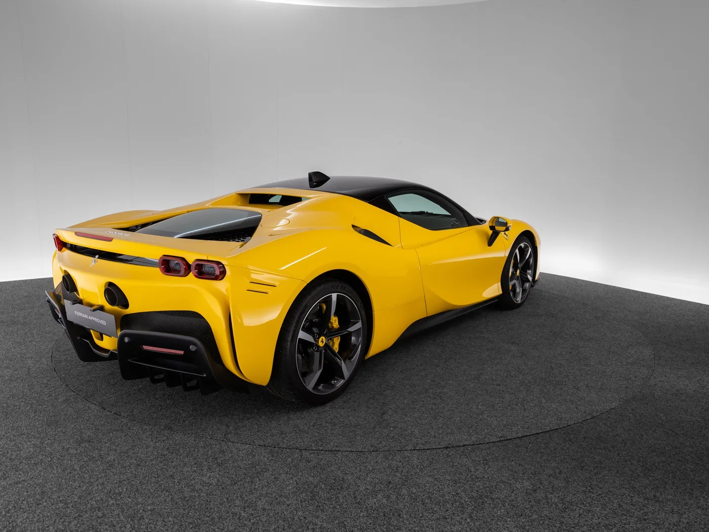 2022 Ferrari SF90 Stradale proposée par un concessionnaire spécialisé à Singen, Allemagne, photo 7 sur 15