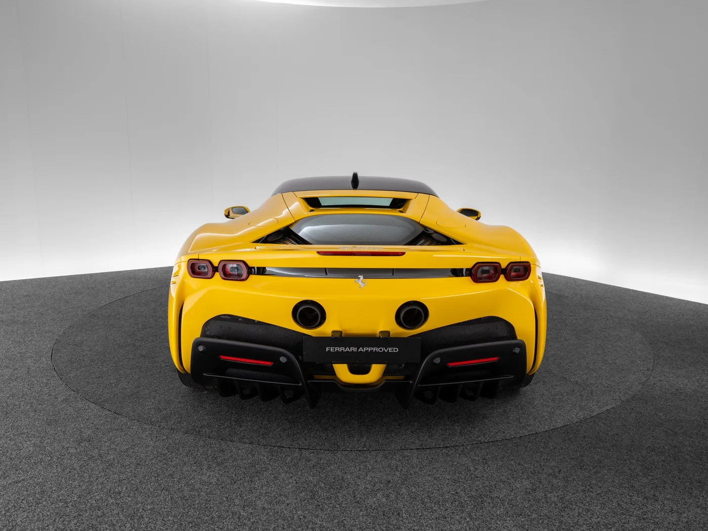 2022 Ferrari SF90 Stradale proposée par un concessionnaire spécialisé à Singen, Allemagne, photo 8 sur 15