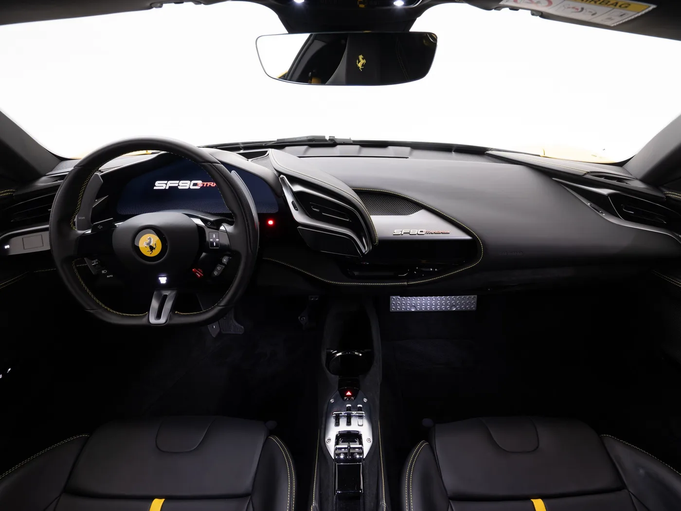 2022 Ferrari SF90 Stradale proposée par un concessionnaire spécialisé à Singen, Allemagne, photo 9 sur 15