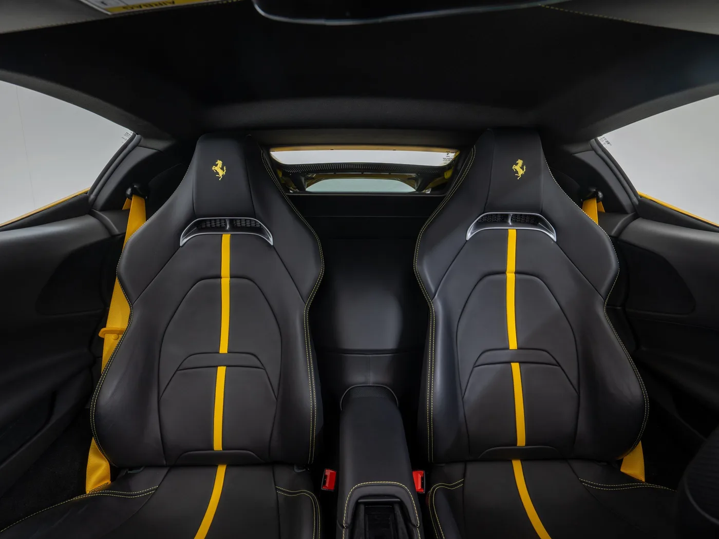 2022 Ferrari SF90 Stradale proposée par un concessionnaire spécialisé à Singen, Allemagne, photo 10 sur 15