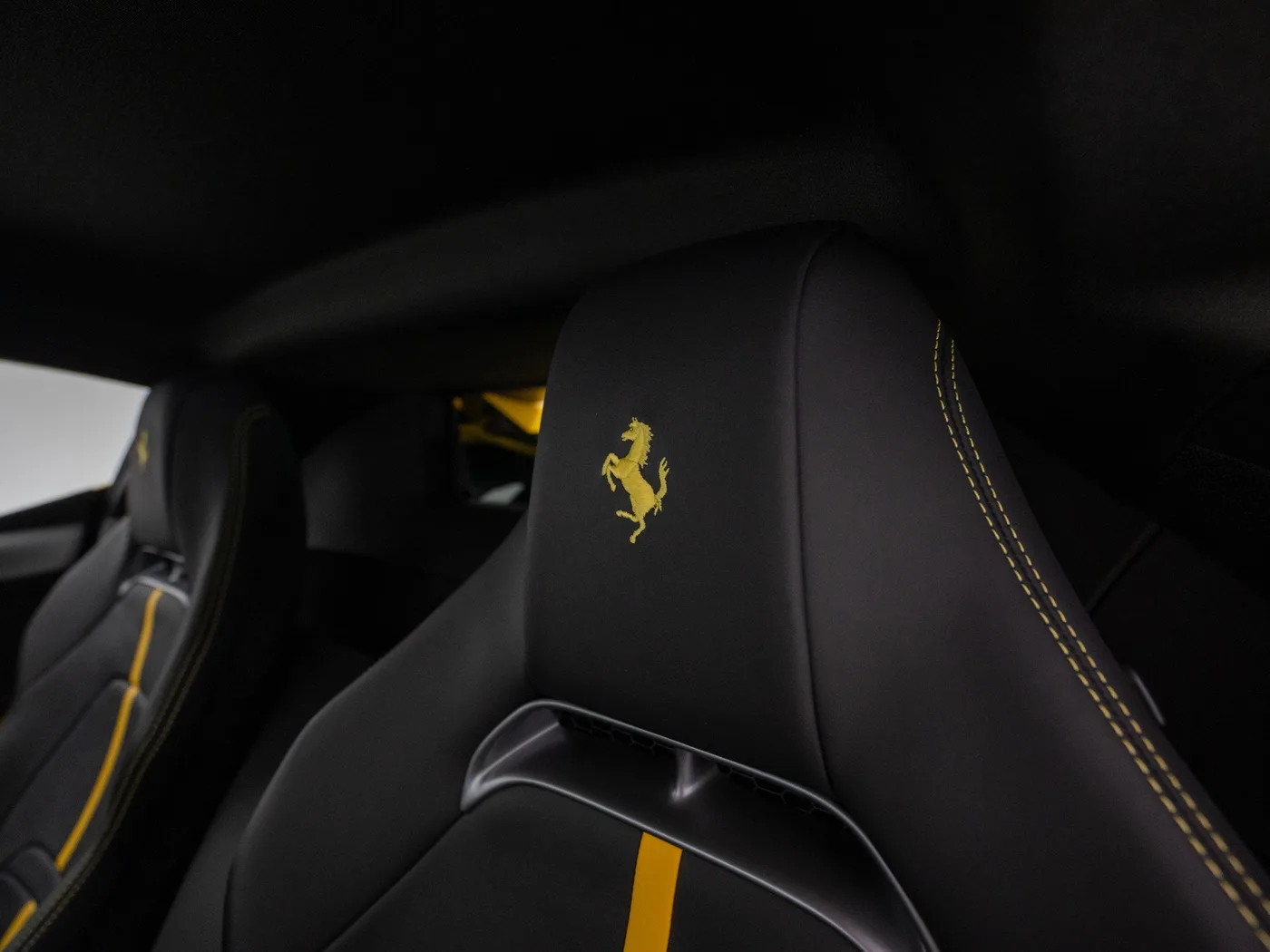 2022 Ferrari SF90 Stradale proposée par un concessionnaire spécialisé à Singen, Allemagne, photo 12 sur 15