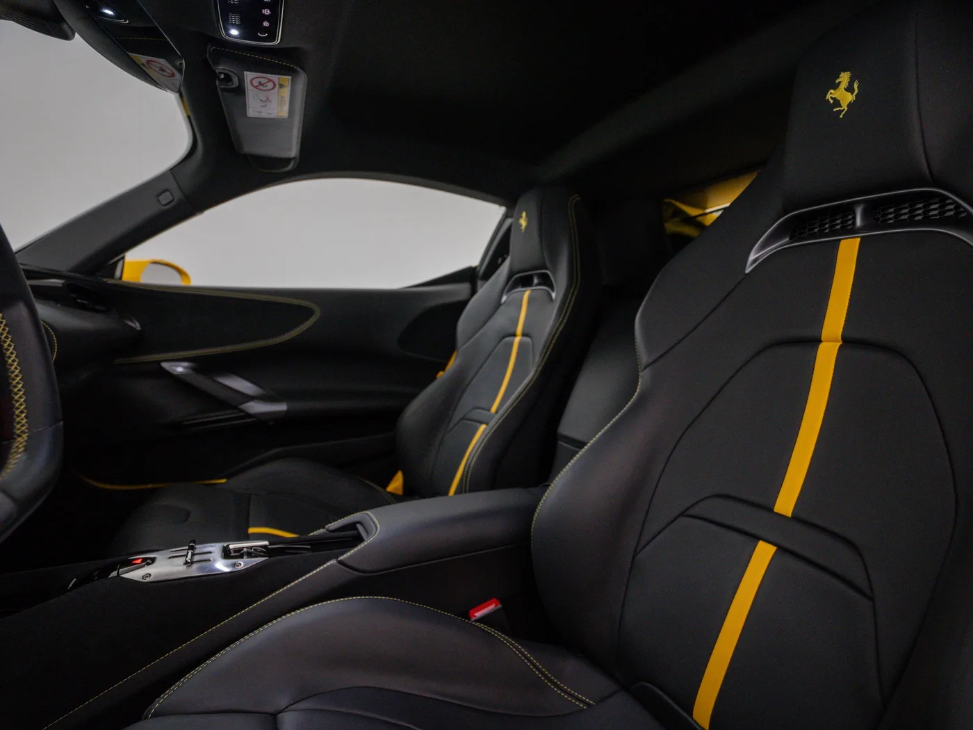 2022 Ferrari SF90 Stradale proposée par un concessionnaire spécialisé à Singen, Allemagne, photo 15 sur 15