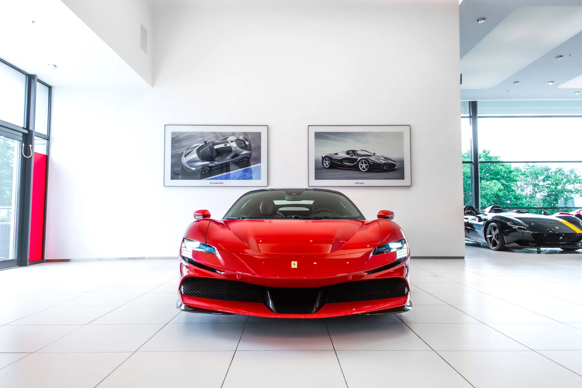 2022 Ferrari SF90 Stradale proposée par un concessionnaire spécialisé à Hengelo, Pays-Bas, photo principale