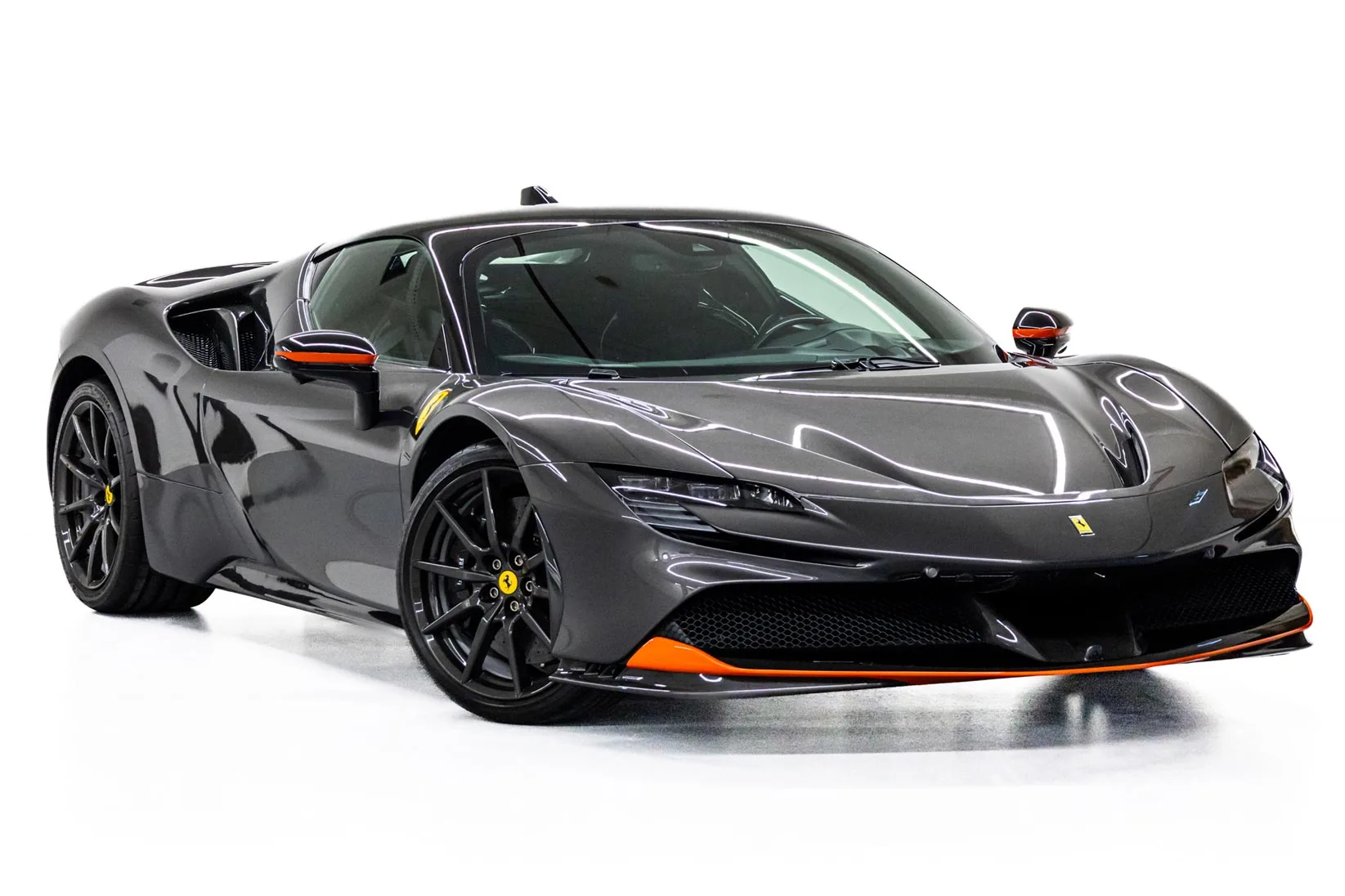 2022 Ferrari SF90 Stradale Tailor Made proposée par un concessionnaire spécialisé à Dubaï, Émirats arabes unis, photo principale