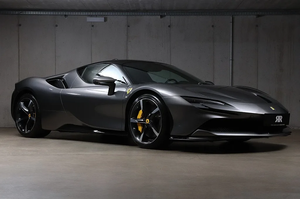 2022 Ferrari SF90 Stradale proposée par un concessionnaire spécialisé à Unterweitersdorf, Autriche, photo principale