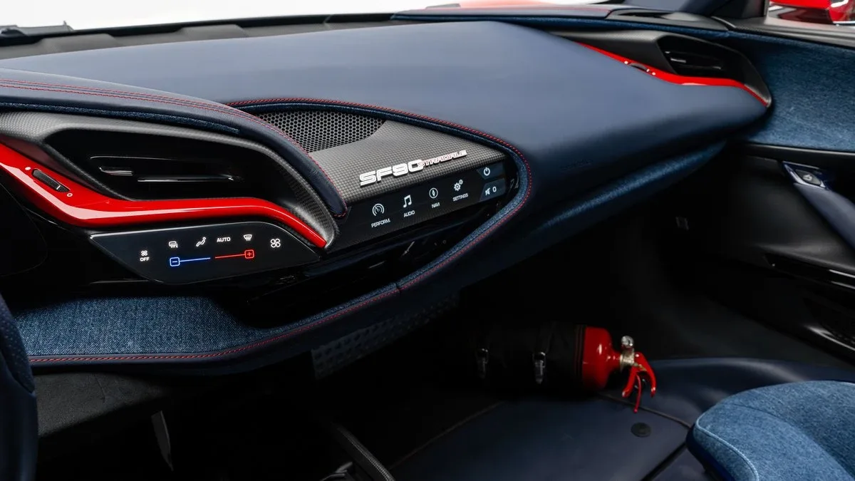 2022 Ferrari SF90 Stradale Tailor Made Ispirazioni proposée par un concessionnaire spécialisé à Dubai, Émirats arabes unis, photo 16 sur 25