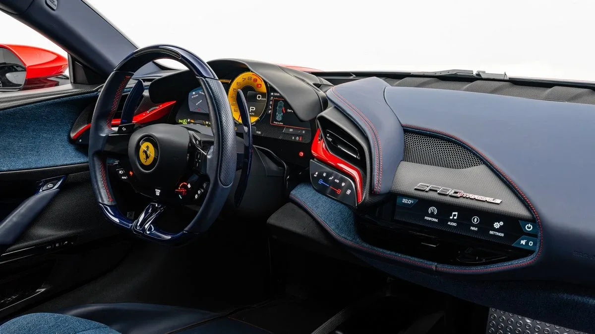2022 Ferrari SF90 Stradale Tailor Made Ispirazioni proposée par un concessionnaire spécialisé à Dubai, Émirats arabes unis, photo 17 sur 25