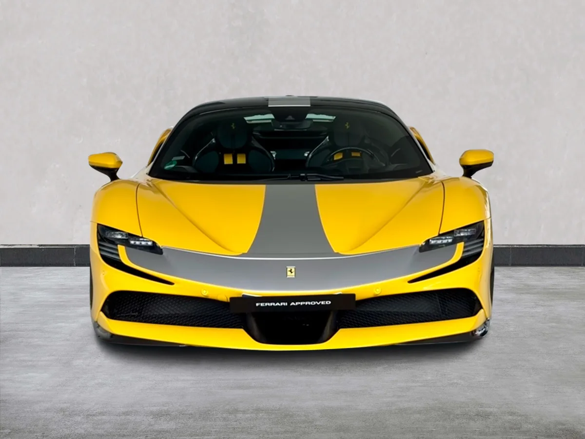 2022 Ferrari SF90 Stradale proposée par un concessionnaire spécialisé à Frankfurt am Main, Allemagne, photo principale