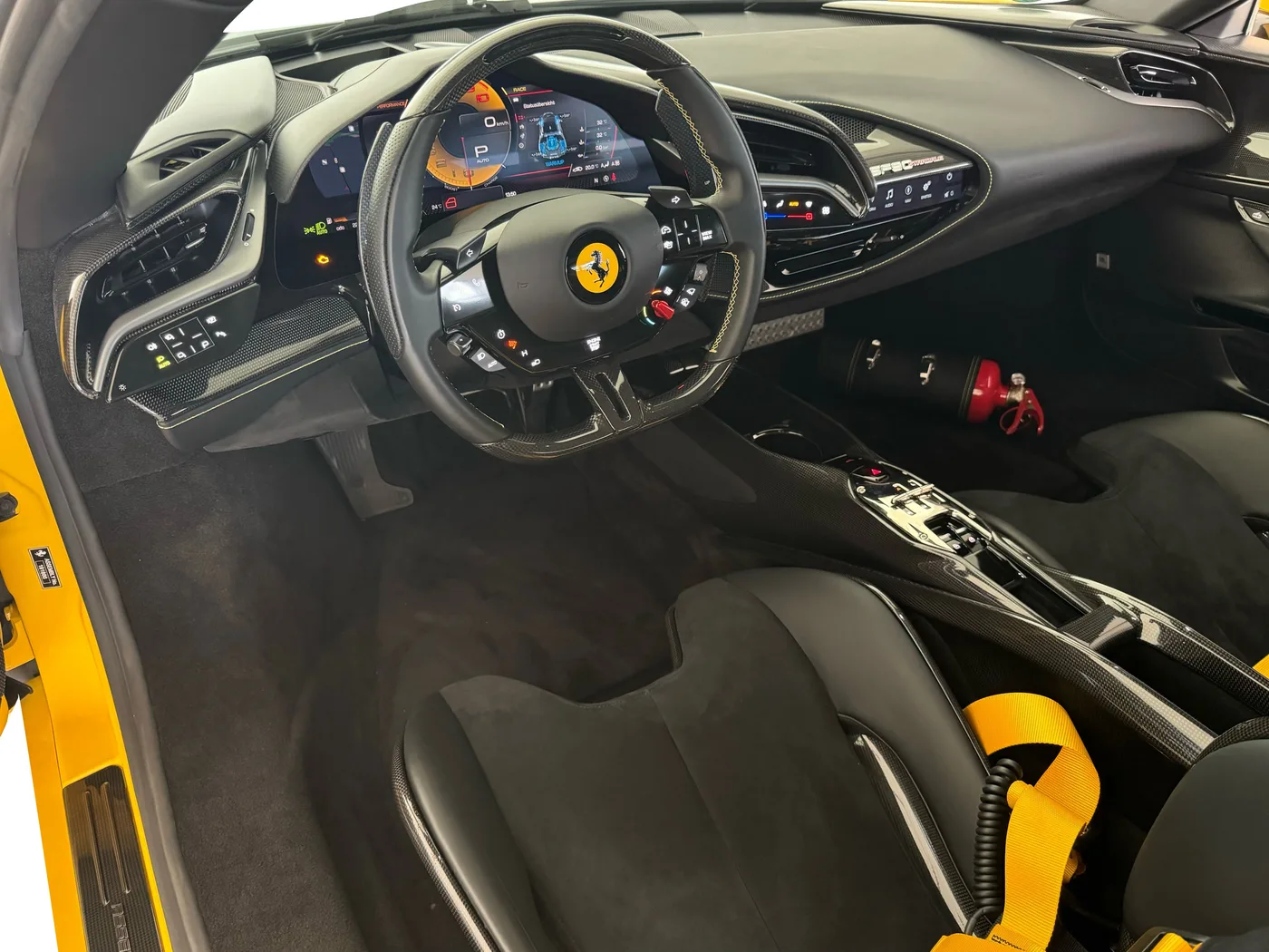 2022 Ferrari SF90 Stradale angeboten von einem Fachhändler in Frankfurt am Main, Deutschland, Foto 5 von 15