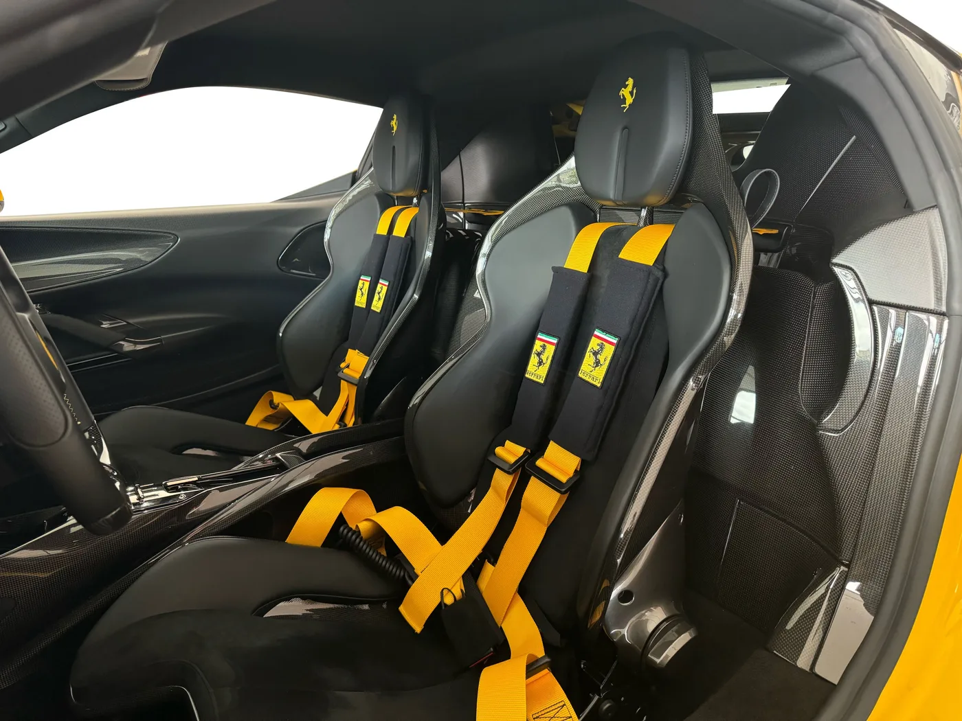 2022 Ferrari SF90 Stradale angeboten von einem Fachhändler in Frankfurt am Main, Deutschland, Foto 6 von 15
