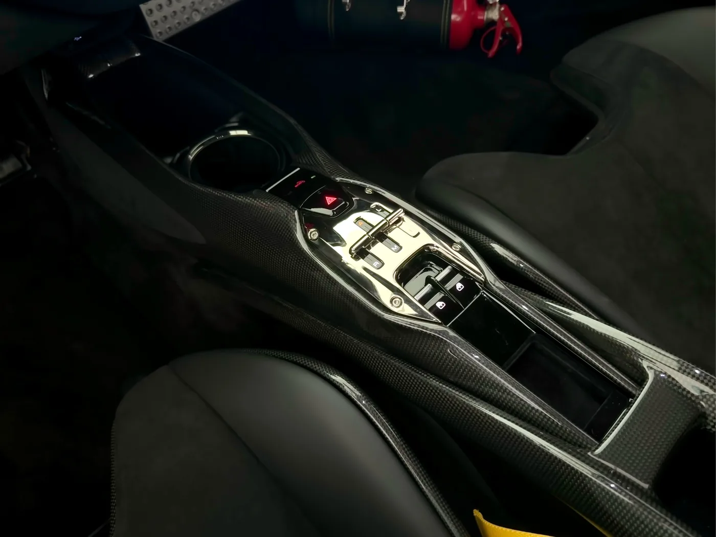 2022 Ferrari SF90 Stradale angeboten von einem Fachhändler in Frankfurt am Main, Deutschland, Foto 7 von 15